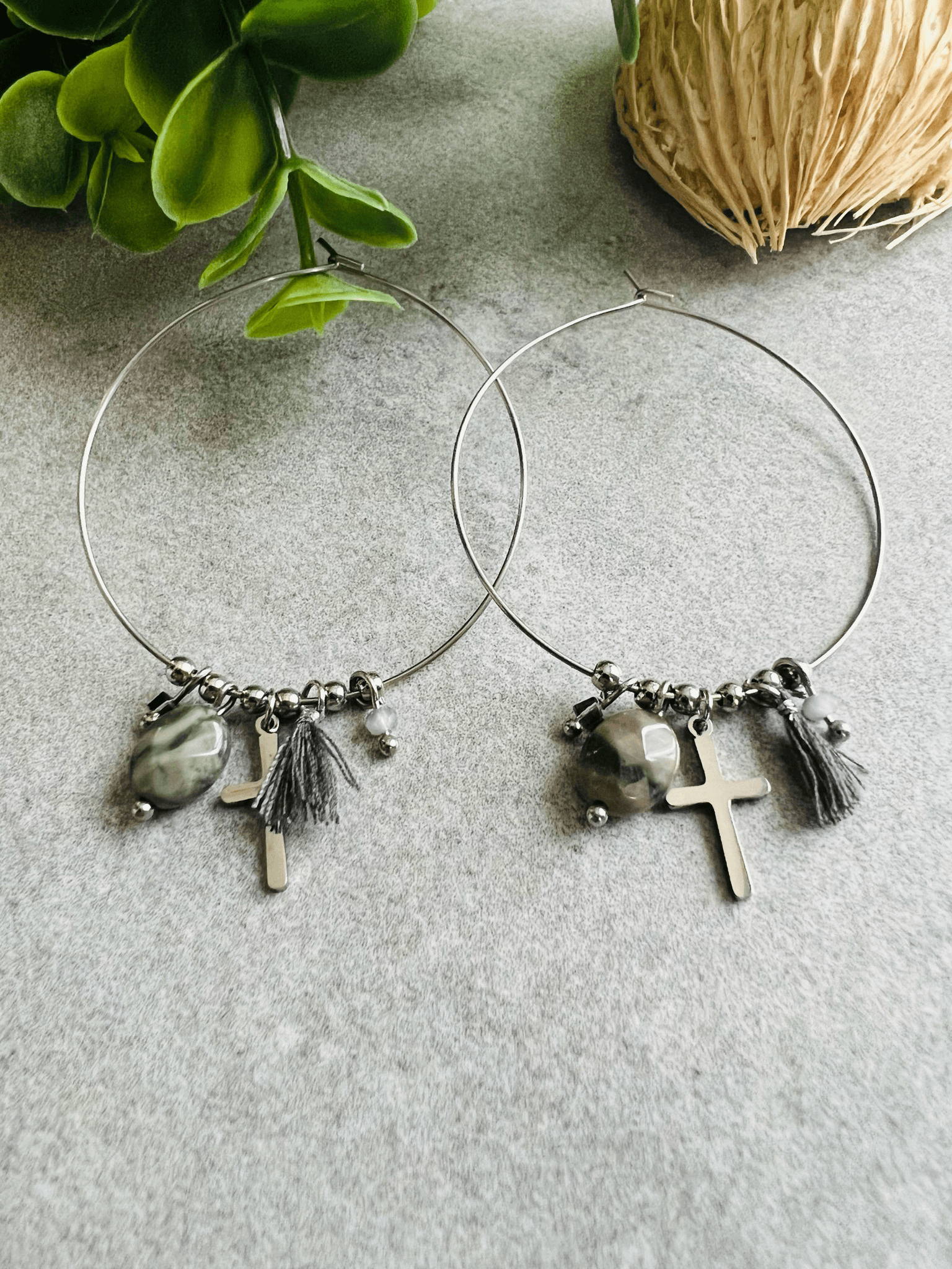 Boucles d’oreilles FIONA créoles argentées et mini pompons mini croix - Créations Uniques