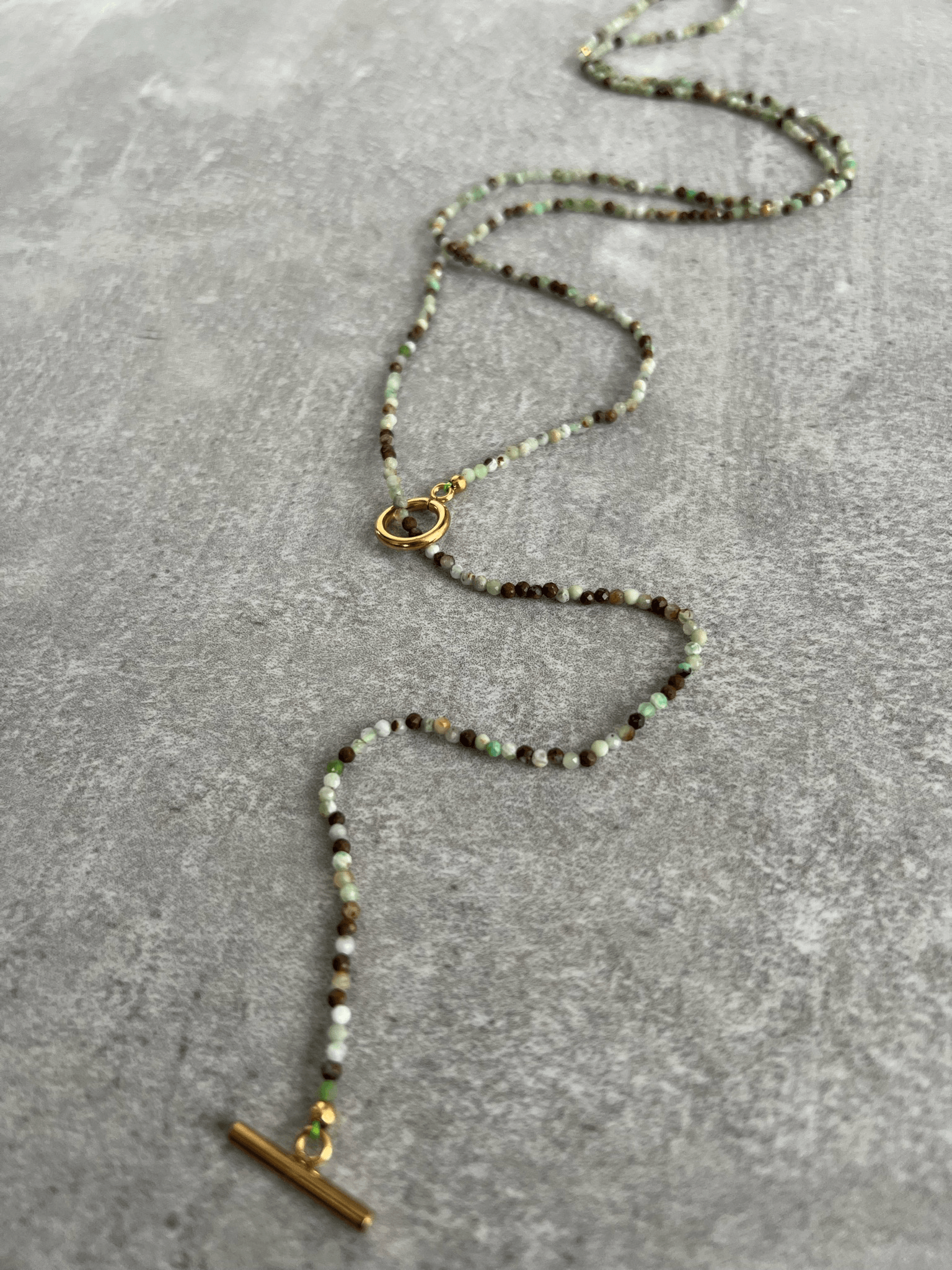 Collier LA DIGUE fines perles grises, vert pastel et marron. - Créations Uniques