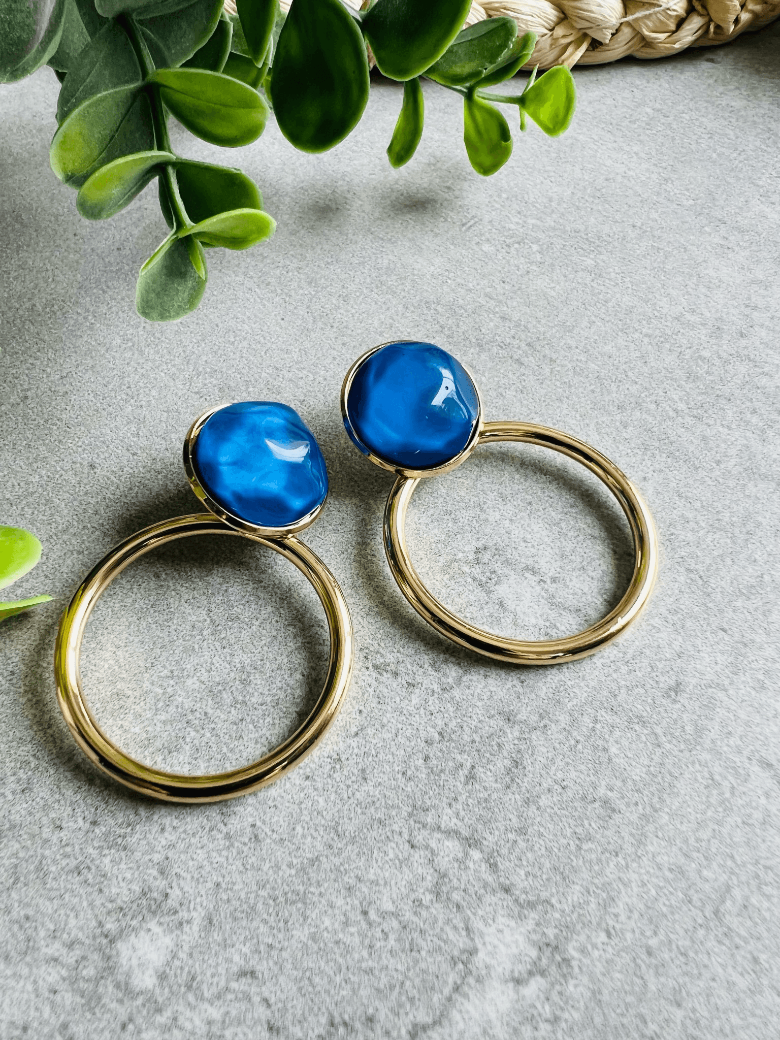 Boucles d’oreilles SERENA ronds dorés et clous bleus - Créations Uniques