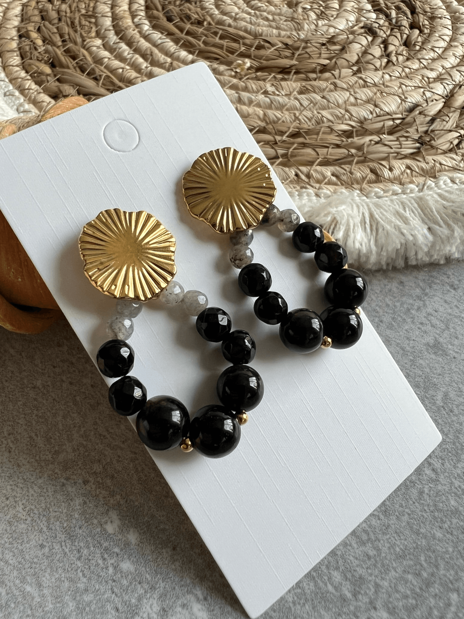 Boucles d’oreilles CANDY gouttes perles noires clous dorés - Créations Uniques