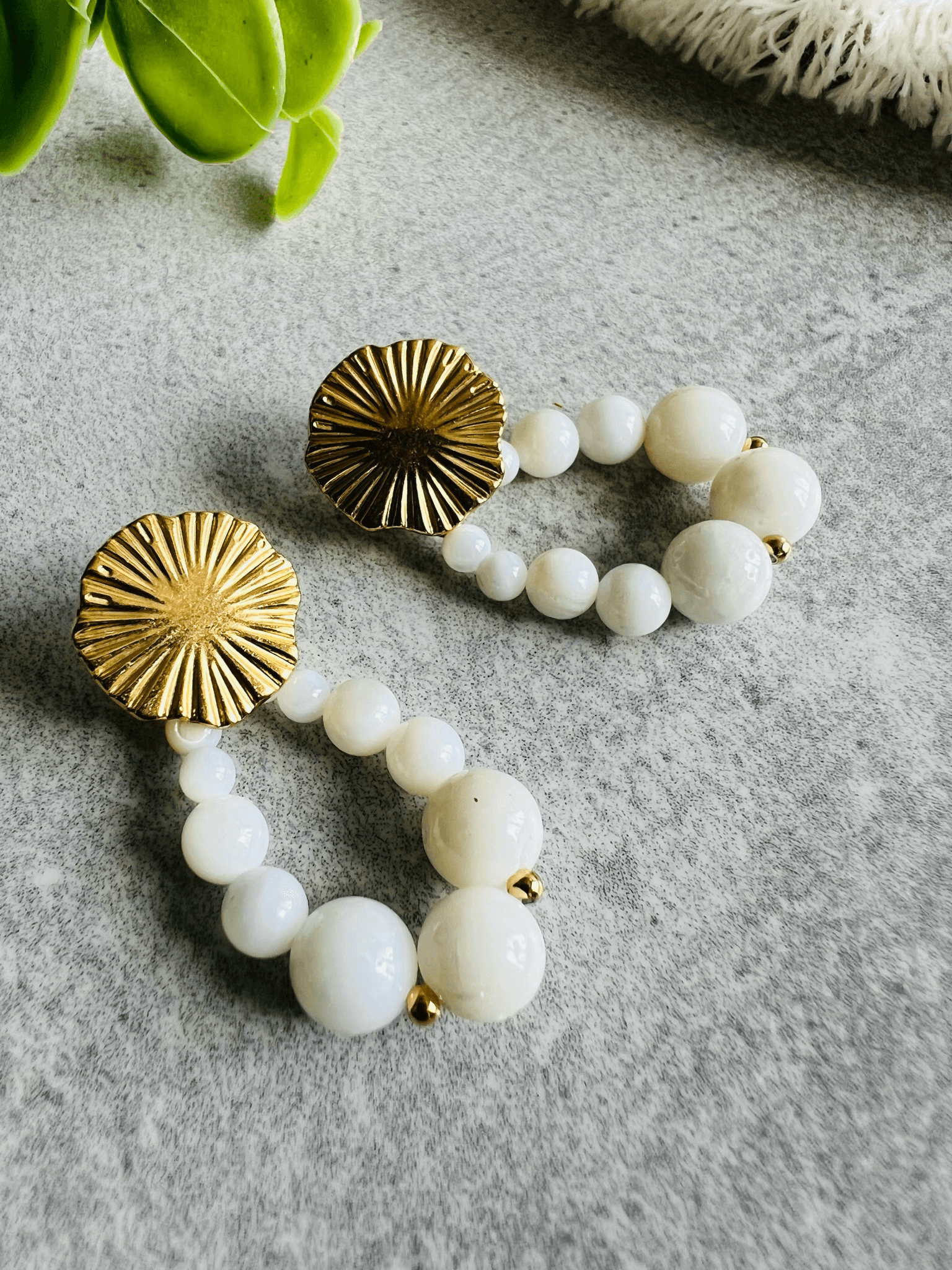 Boucles d’oreilles CANDY gouttes perles blanches clous dorés - Créations Uniques