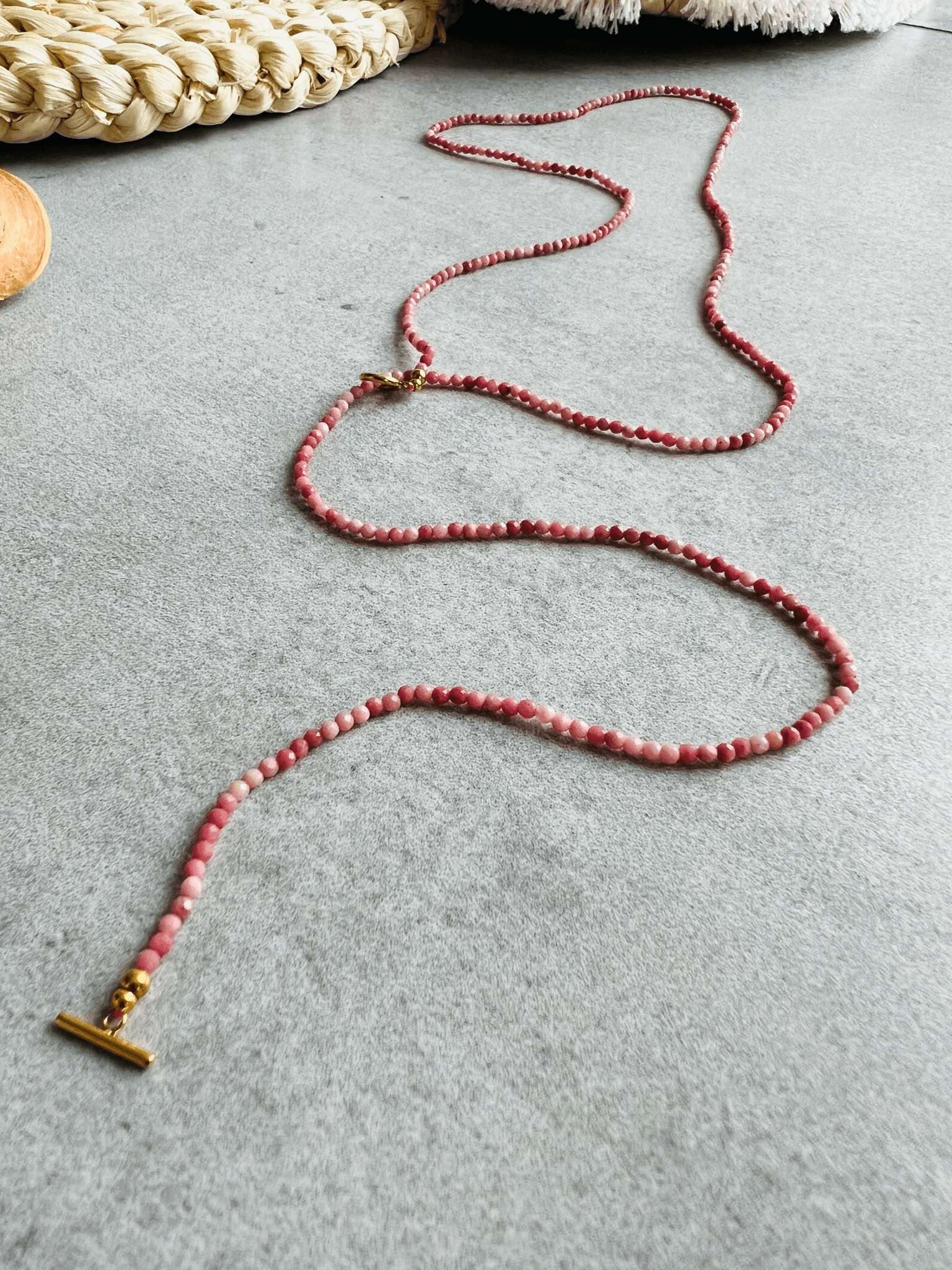 Collier LA DIGUE fines perles roses , style bohème plongeant - Créations Uniques