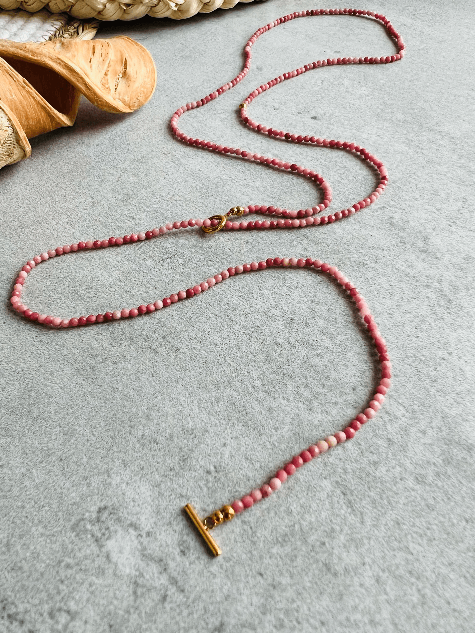 Collier LA DIGUE fines perles roses , style bohème plongeant - Créations Uniques