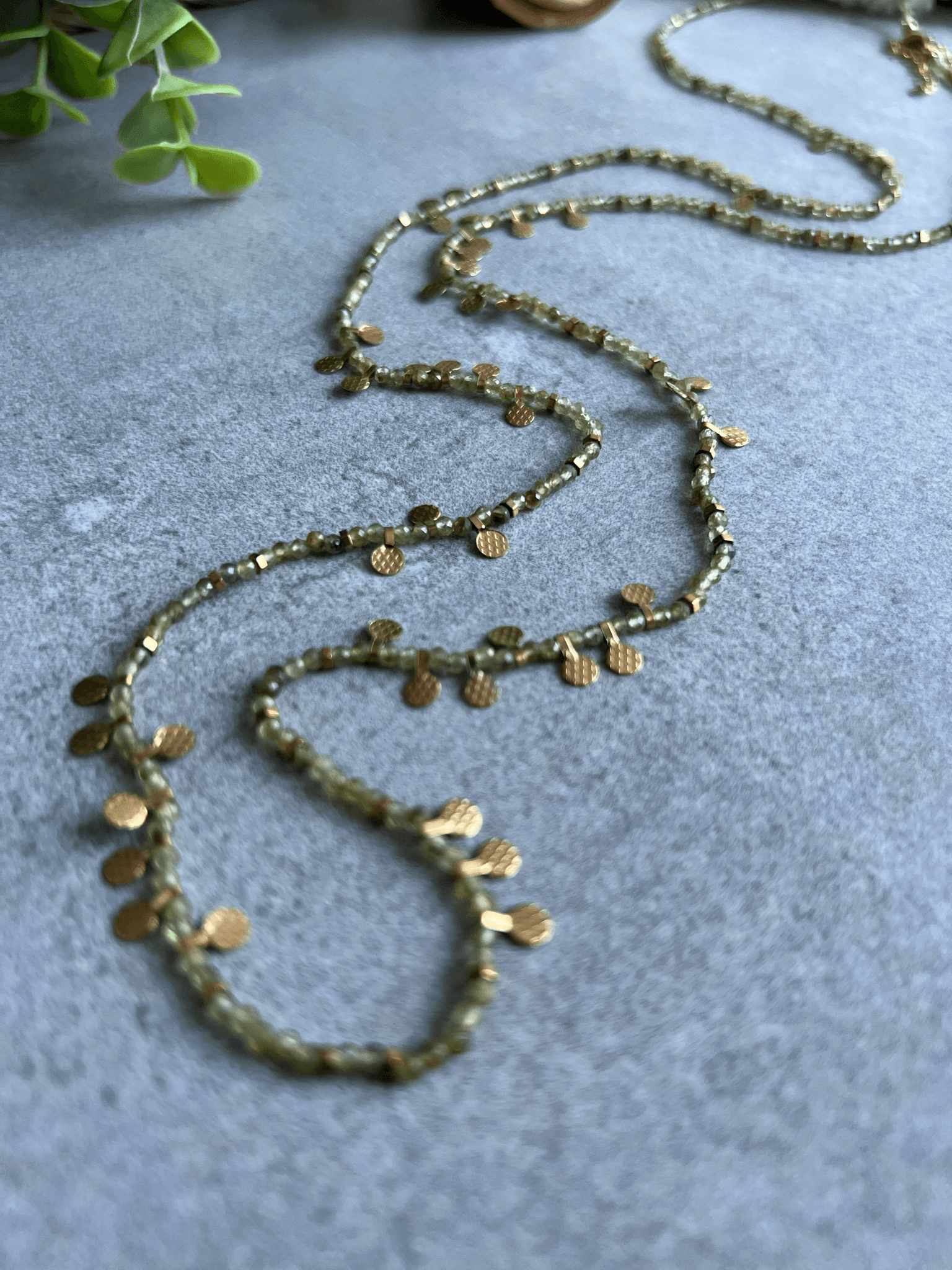 Collier BALI perles fines vertes et pampilles dorées - Créations Uniques