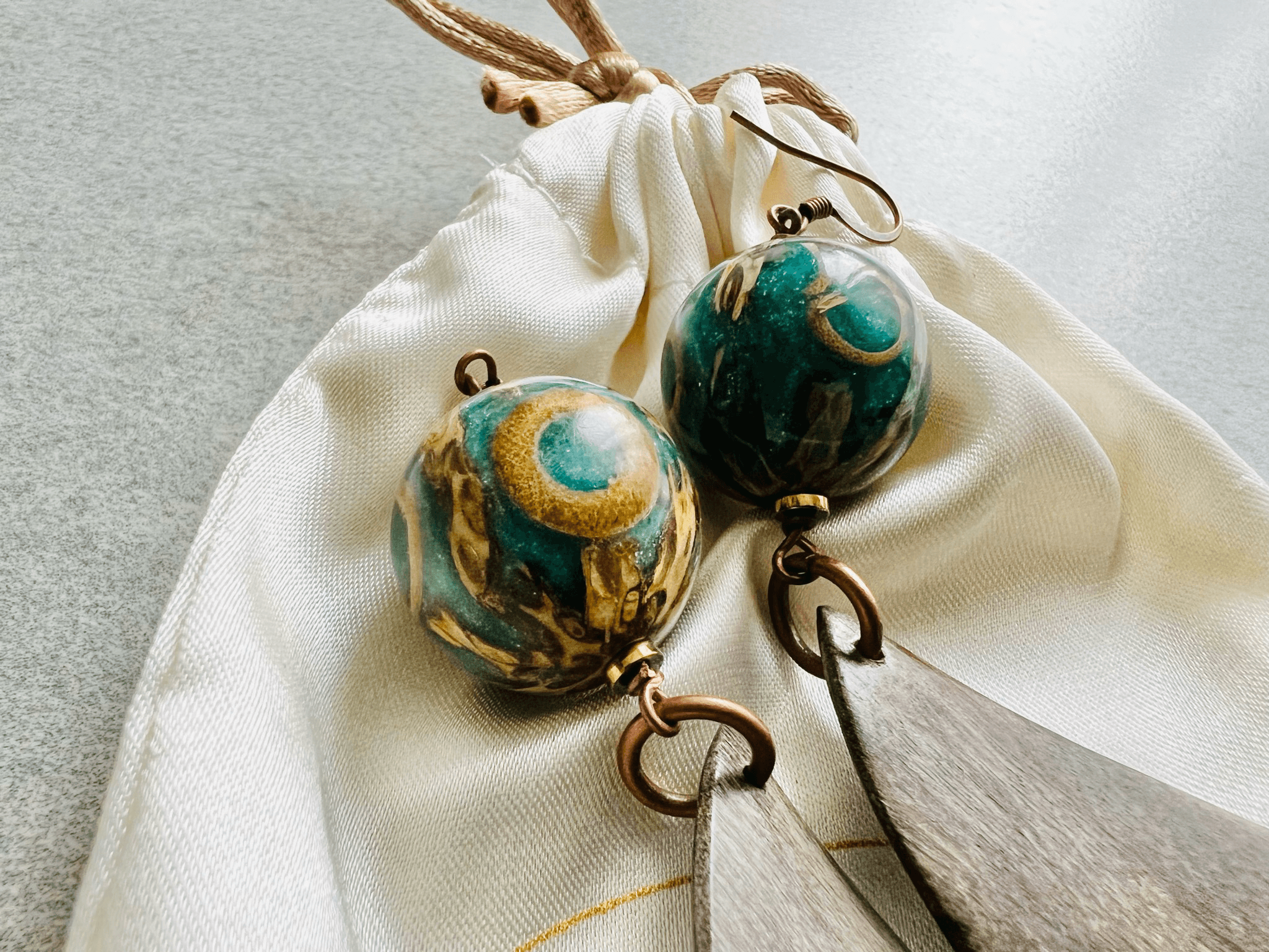 Boucles d’oreilles feuilles bois MADO - Créations Uniques