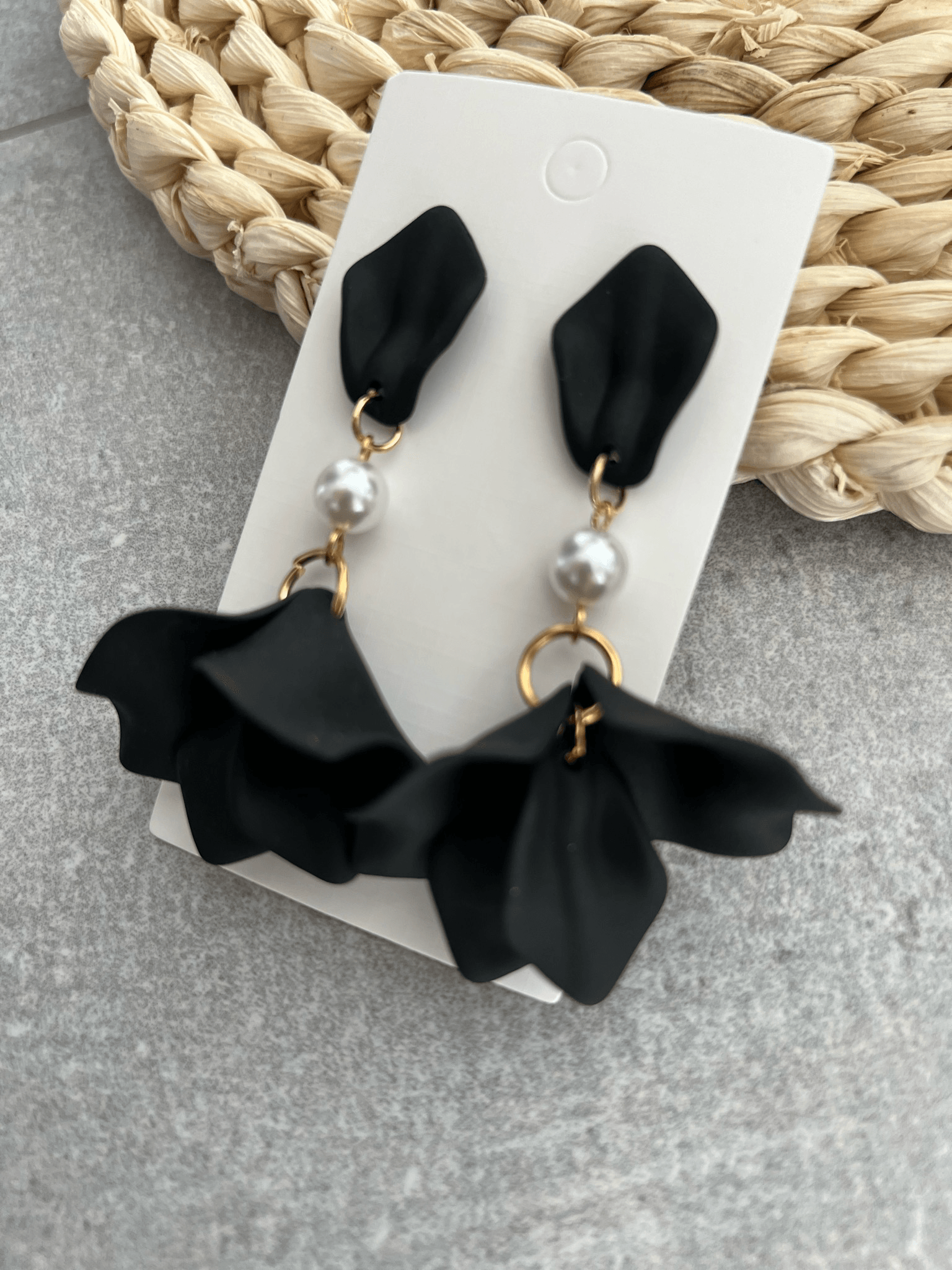 Boucles d’oreilles ANTOINETTE pétales noires - Créations Uniques