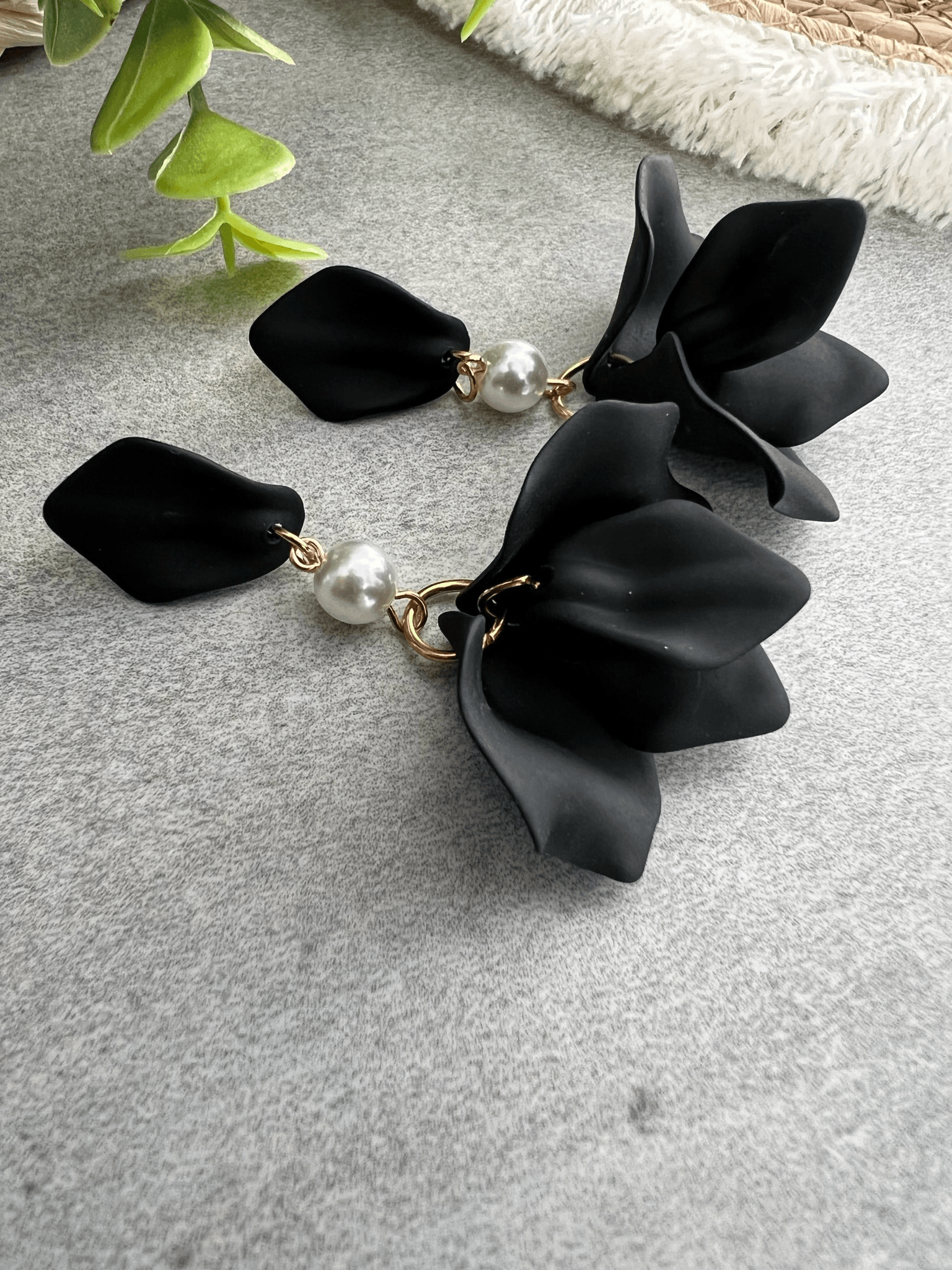 Boucles d’oreilles ANTOINETTE pétales noires - Créations Uniques