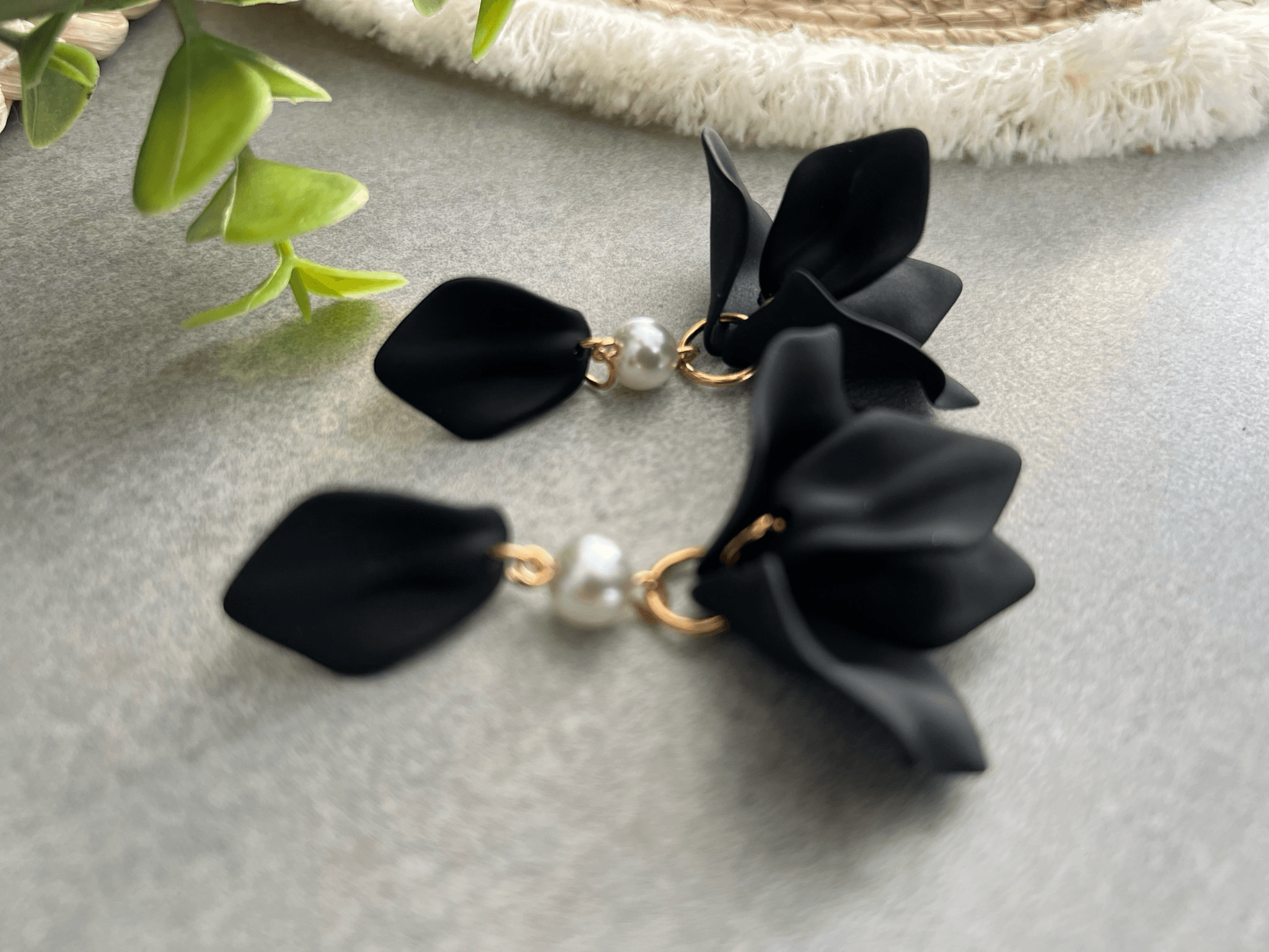 Boucles d’oreilles ANTOINETTE pétales noires - Créations Uniques