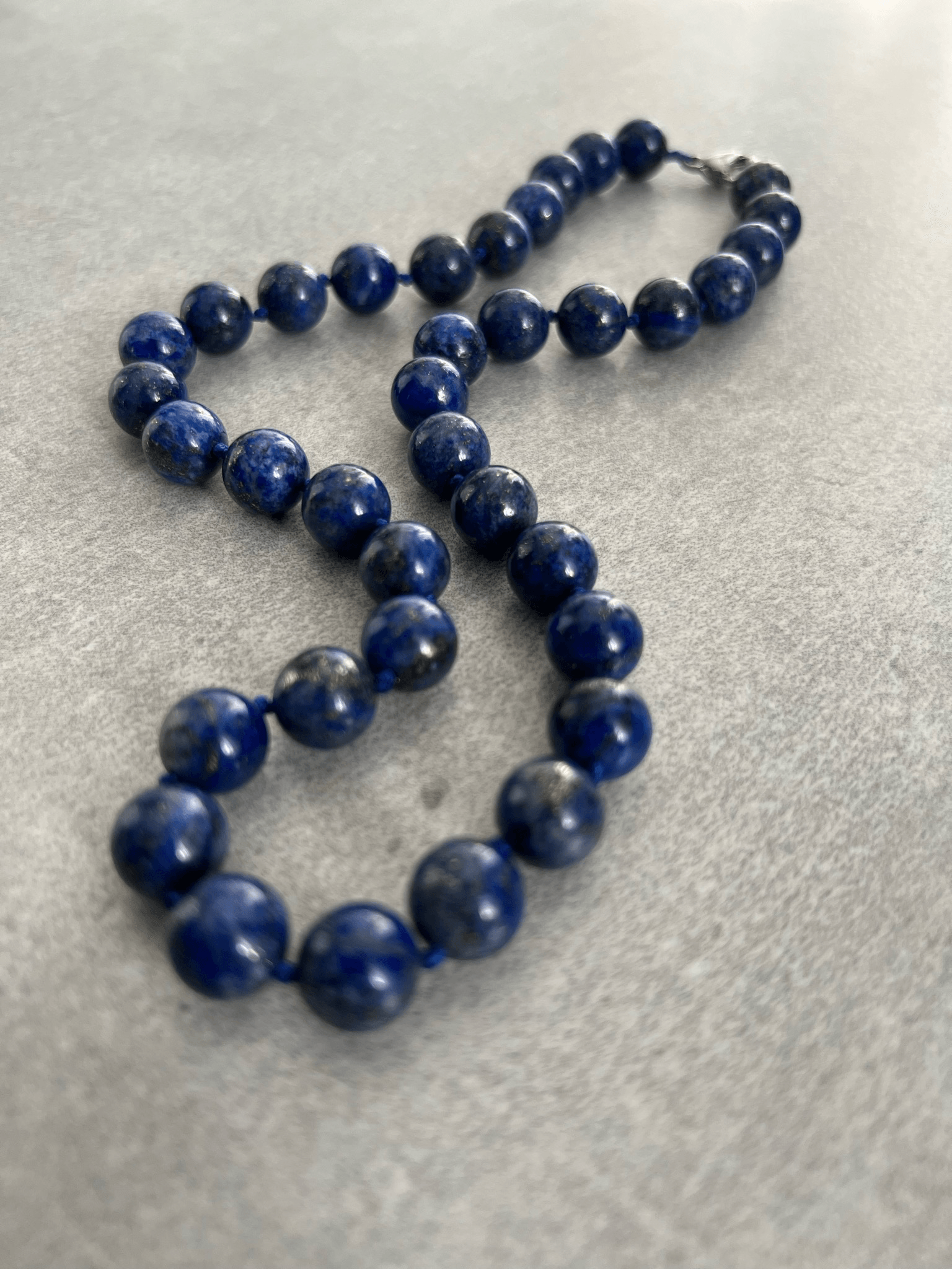 Collier chic ARTEMIS perles minérales bleu lapis - Créations Uniques