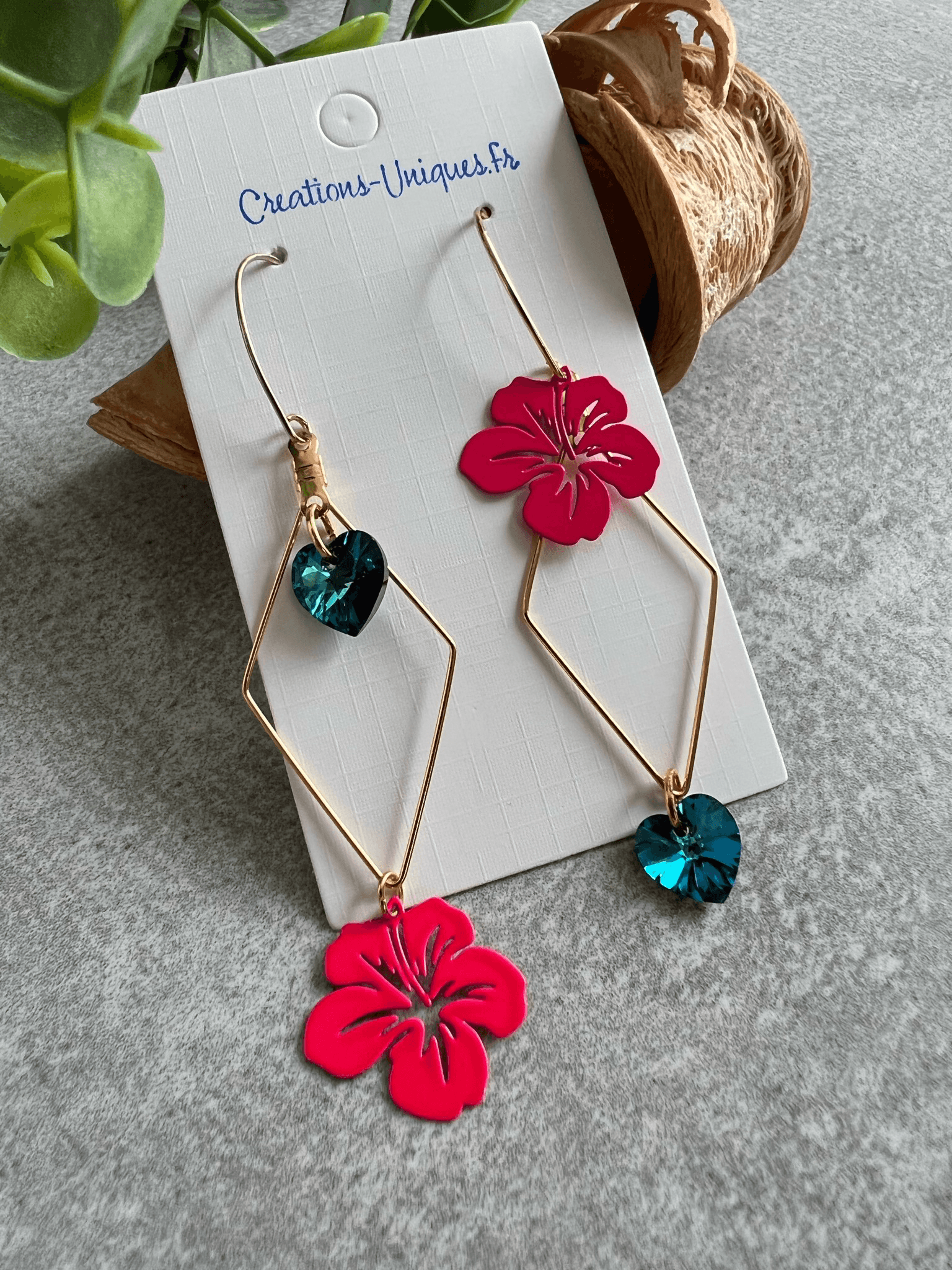 Boucles d’oreilles asymétriques JANET cœurs cristal Bermudes et fleurs hibiscus - Créations Uniques - Créations Uniques