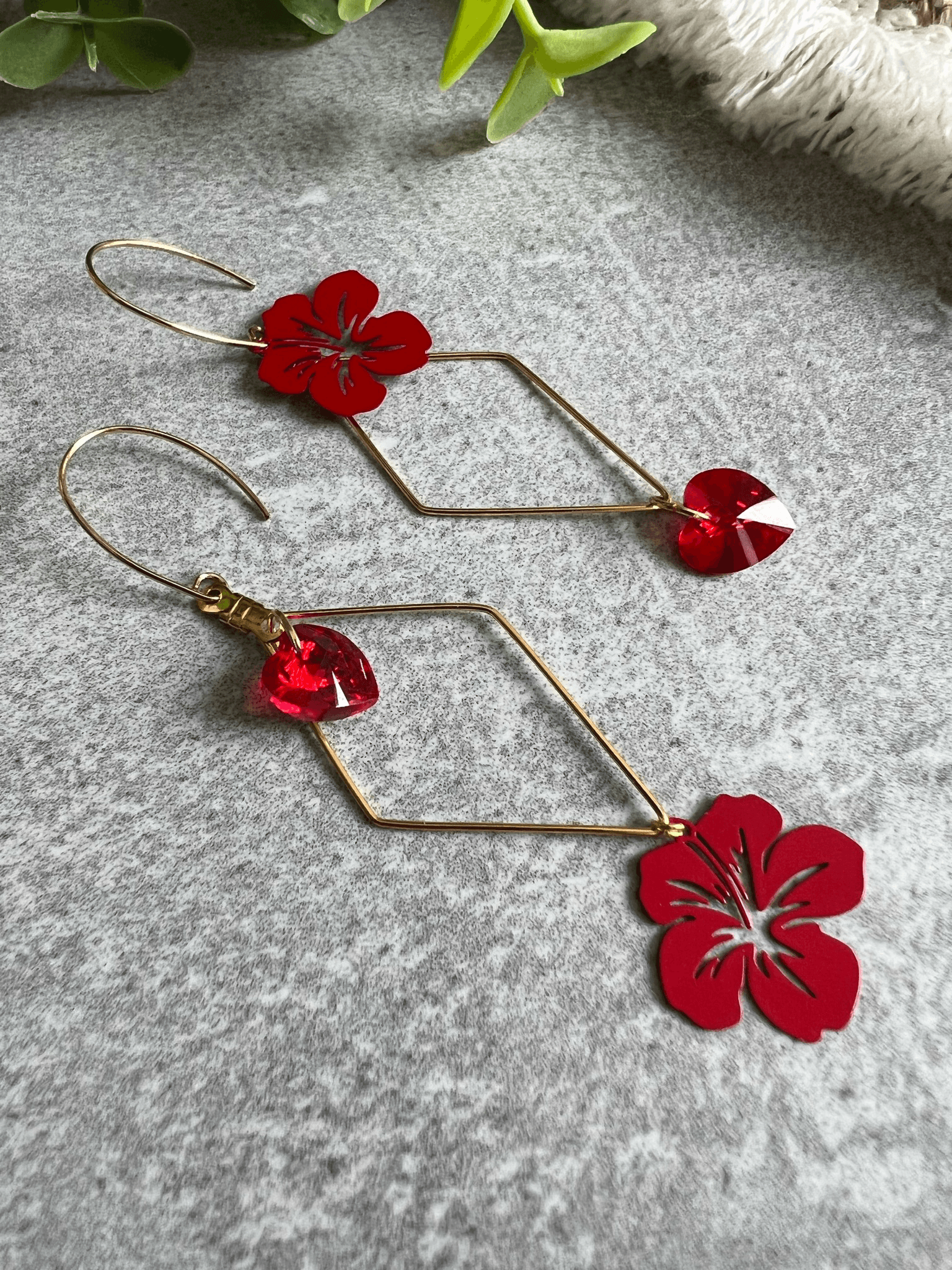 Boucles d’oreilles asymétriques ELÉONORE cœurs cristal rouge et fleurs hibiscus - Créations Uniques - Créations Uniques