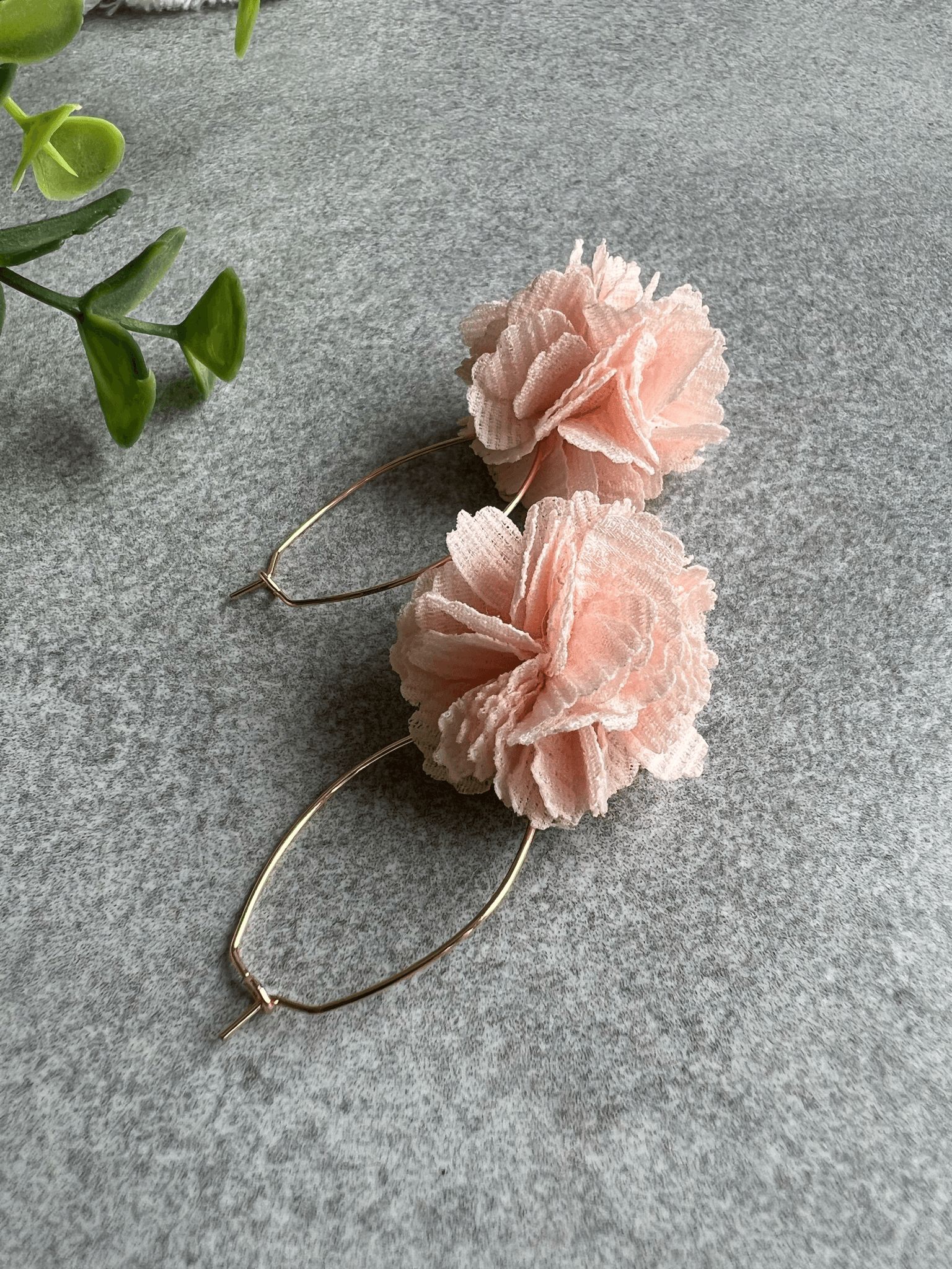 Boucles d’oreilles REESE pompons rose clair - Créations Uniques - Créations Uniques