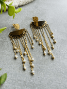 Boucles d’oreilles PRITI fines chaînes dorées et perles blanches - Créations Uniques