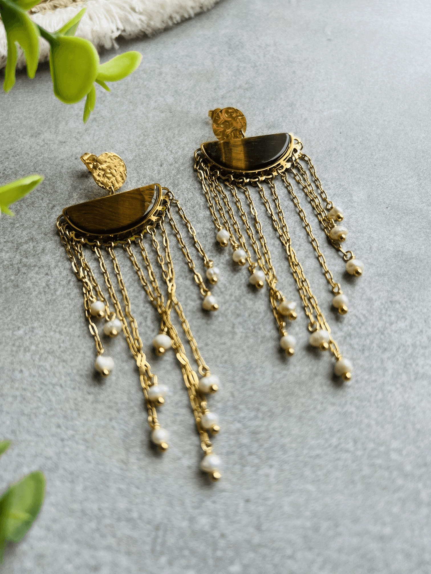 Boucles d’oreilles PRITI fines chaînes dorées et perles blanches - Créations Uniques