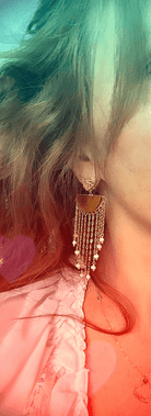 Boucles d’oreilles PRITI fines chaînes dorées et perles blanches - Créations Uniques