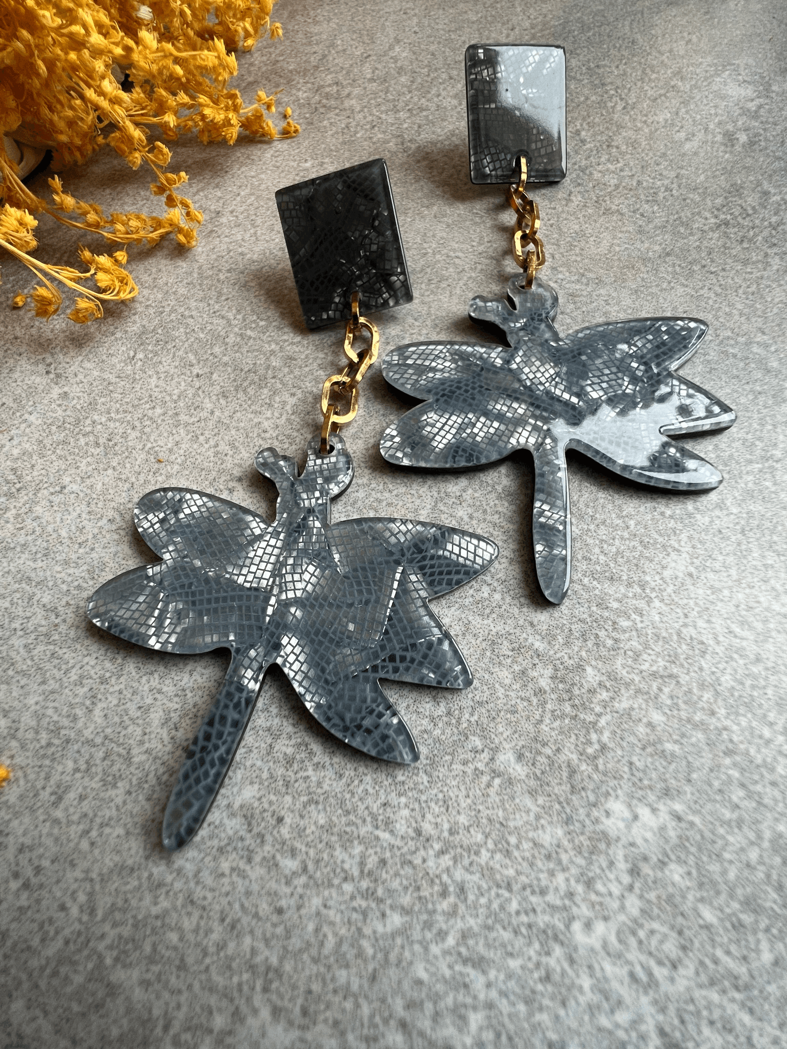 Boucles d’oreilles ODETTE libellule légères résine bleu gris - Créations Uniques