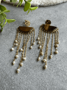 Boucles d’oreilles PRITI fines chaînes dorées et perles blanches - Créations Uniques