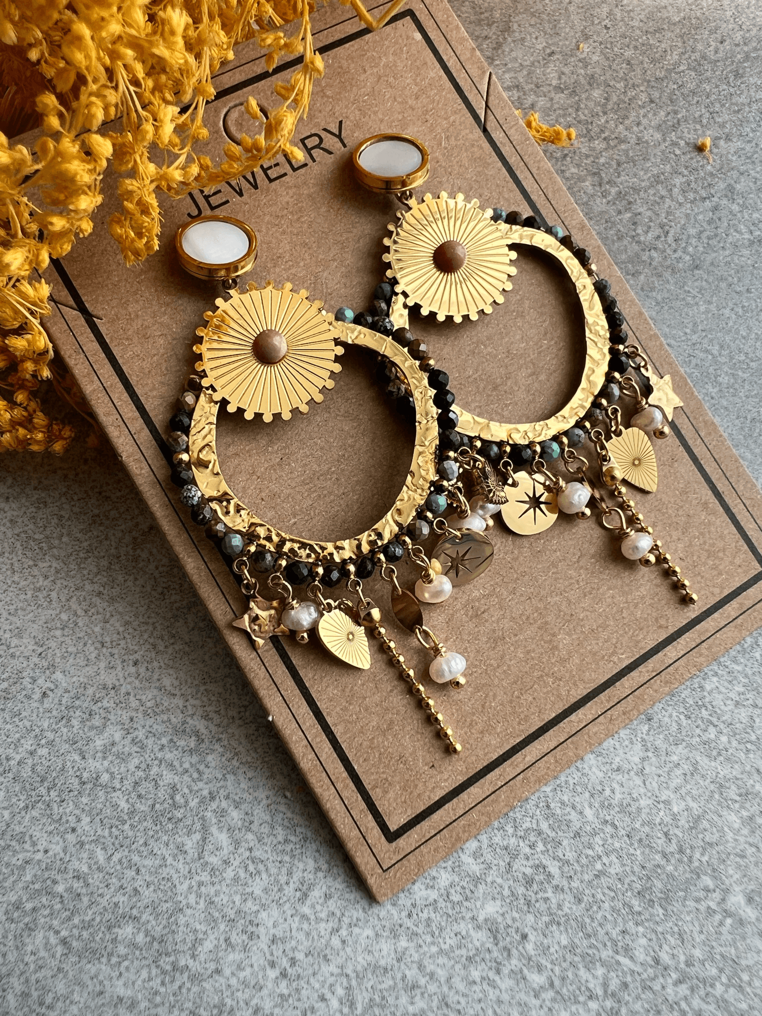 Boucles d’oreilles MARIE-AMELIE dorées, perles et multi pampilles clous blancs. - Créations Uniques