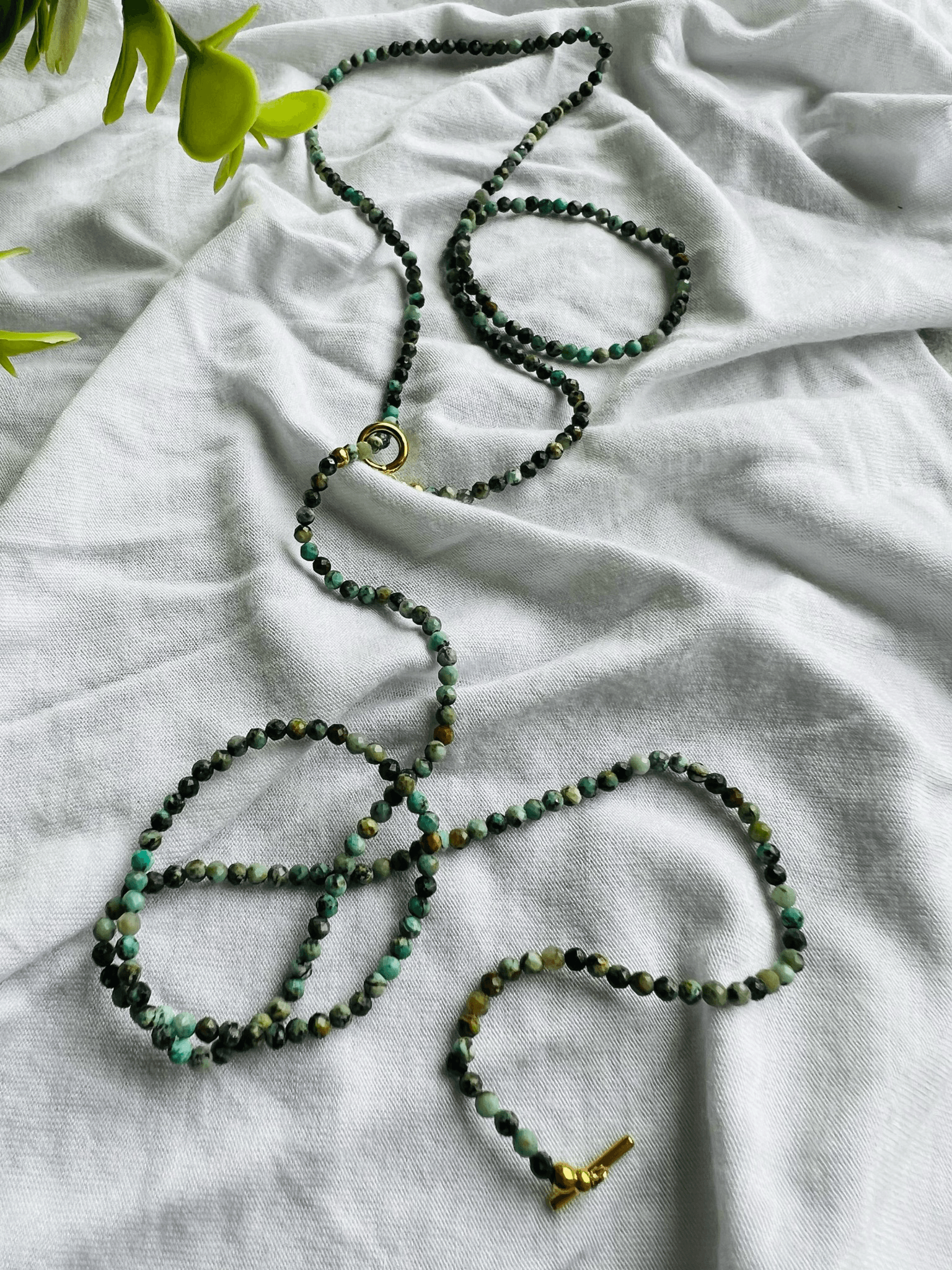 Collier LA DIGUE fines perles vertes, style bohème plongeant - Créations Uniques