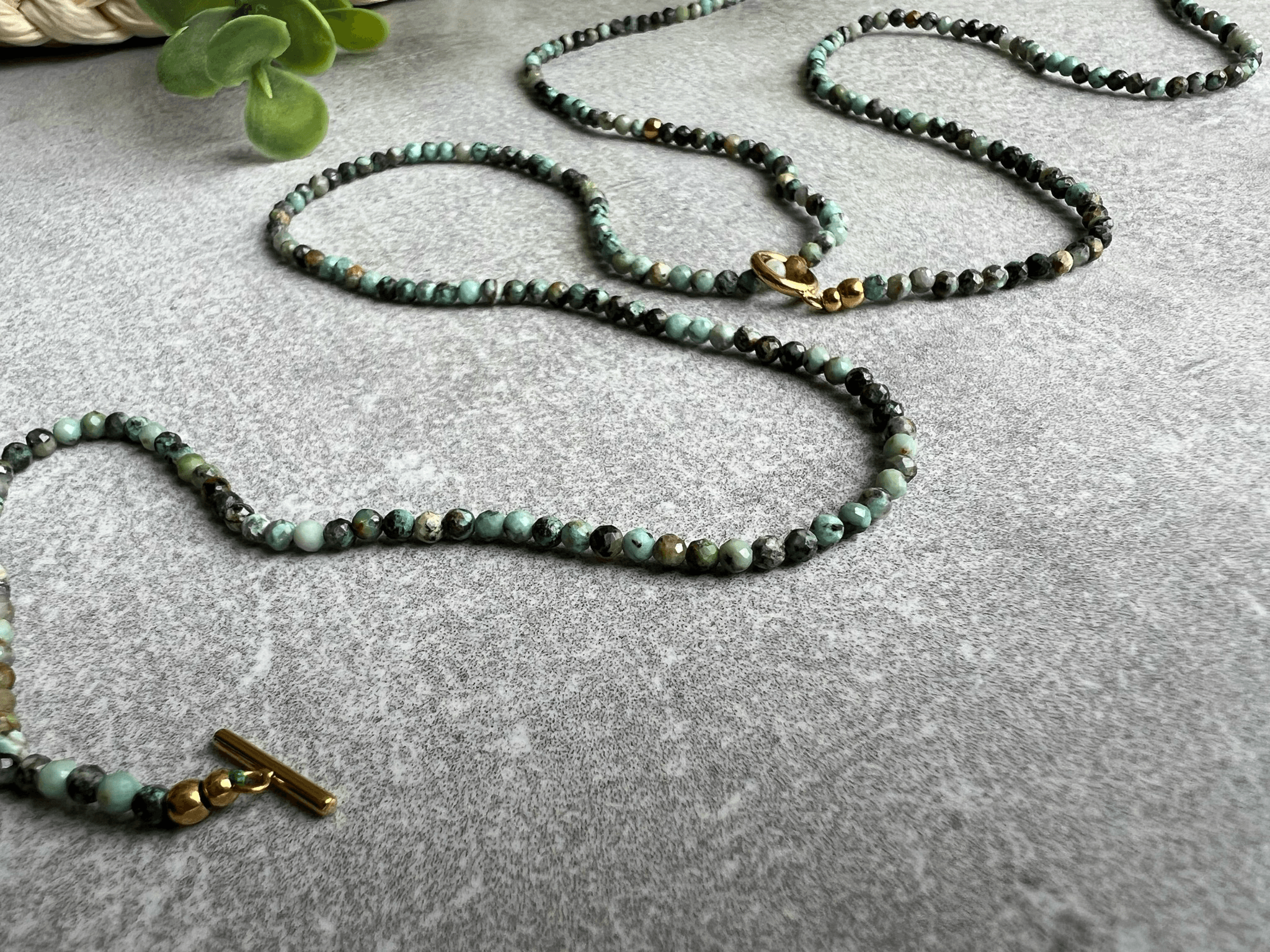 Collier LA DIGUE fines perles vertes, style bohème plongeant - Créations Uniques