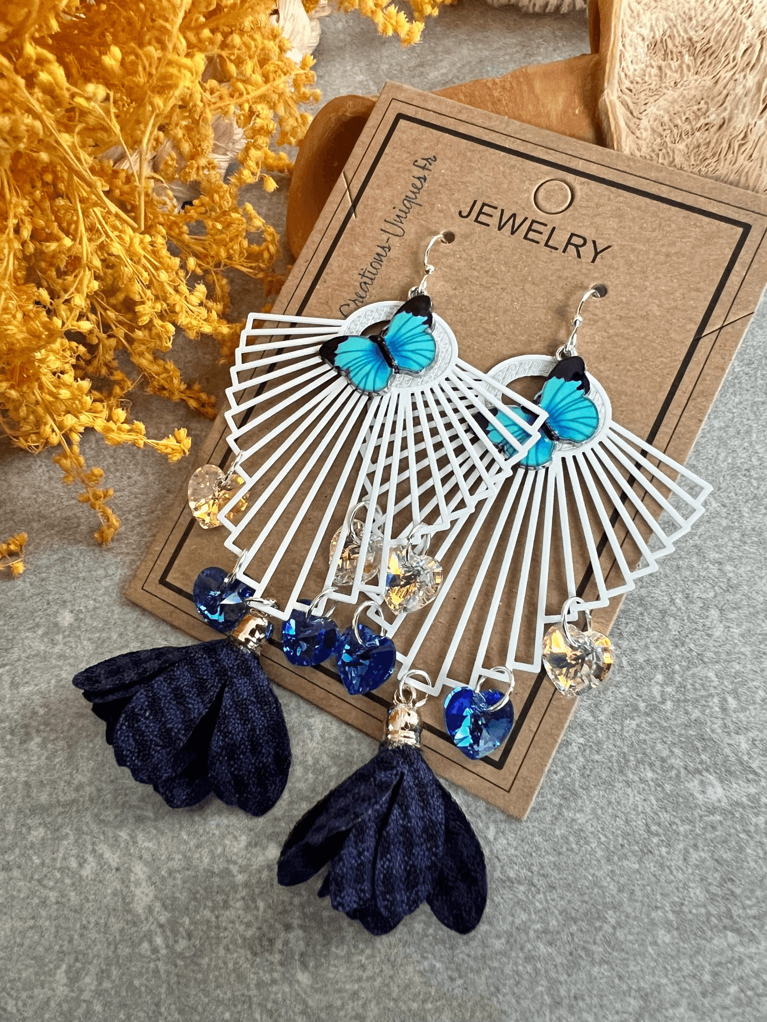 Boucles d’oreilles YVETTE cœurs cristal et papillons bleus - Créations Uniques - Créations Uniques