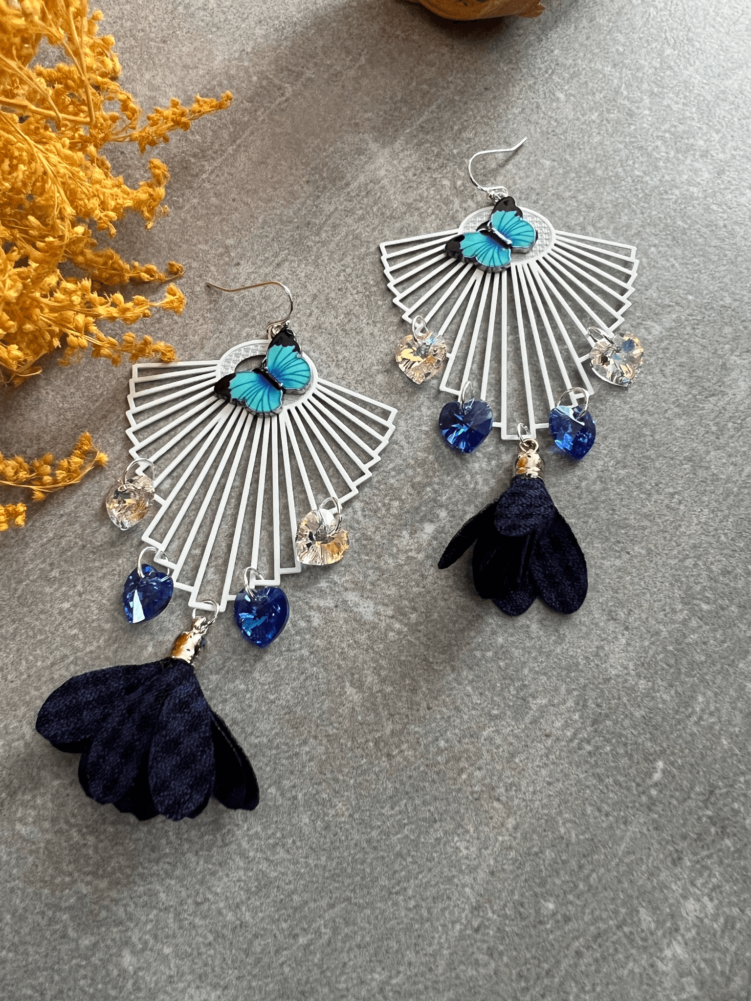 Boucles d’oreilles YVETTE cœurs cristal et papillons bleus - Créations Uniques - Créations Uniques