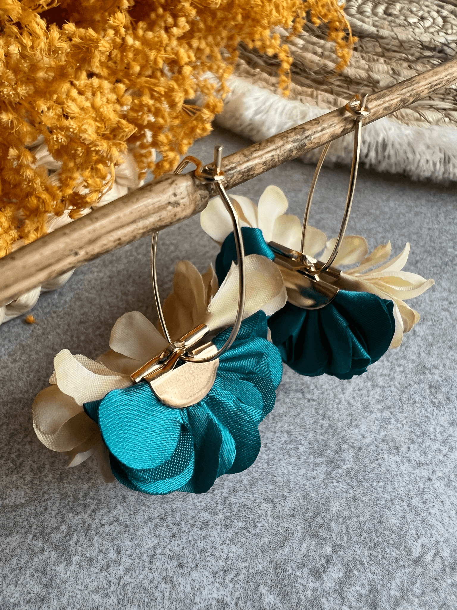 Boucles d’oreilles anneaux ovales ELISABETH pampilles tissu bleu canard et crème - Créations Uniques - Créations Uniques