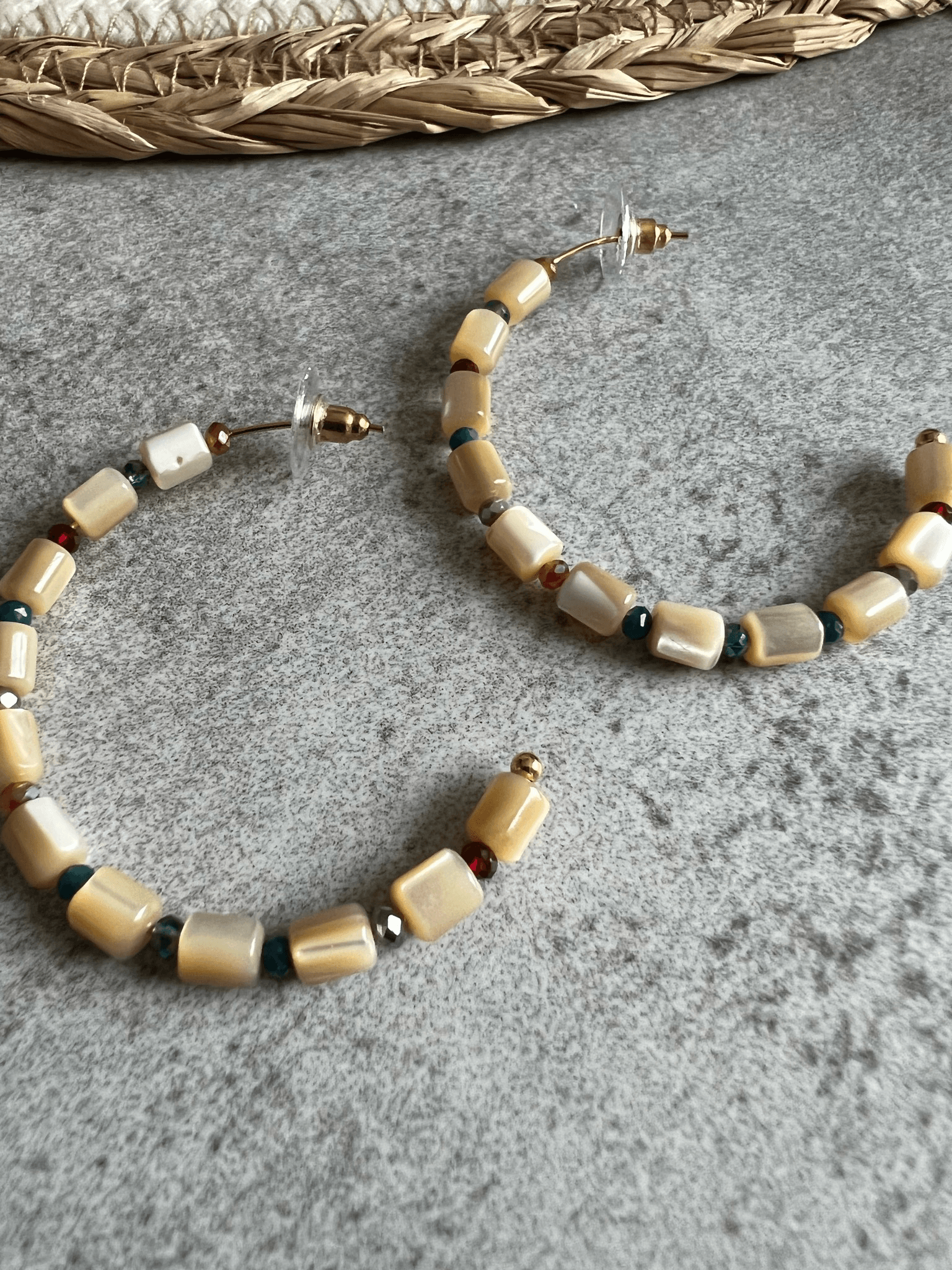 Boucles d’oreilles DOUNIA anneaux perles nacrées beiges - Créations Uniques