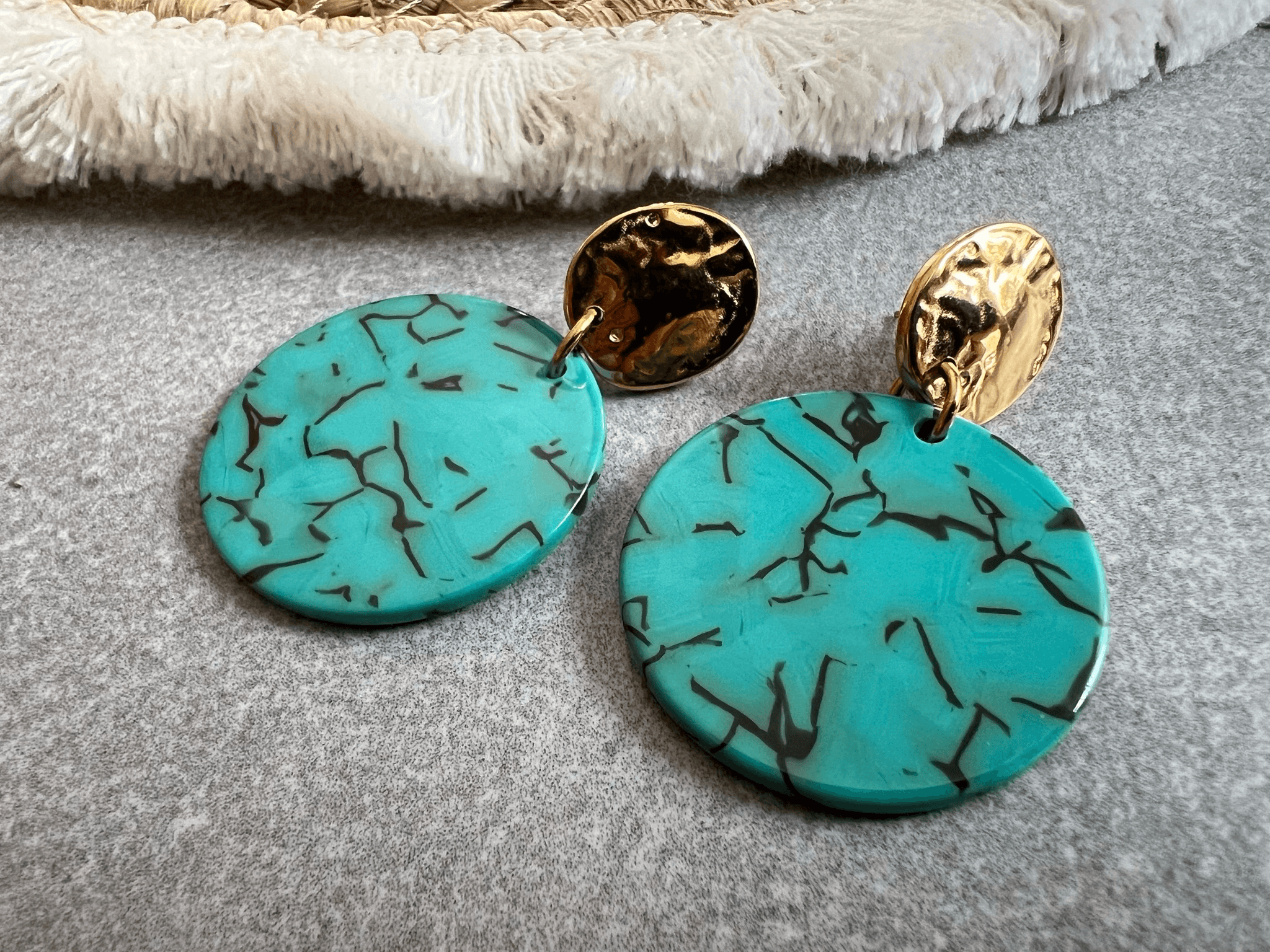 Boucles d’oreilles ARLETTE résine bleu turquoise clous dorés - Créations Uniques