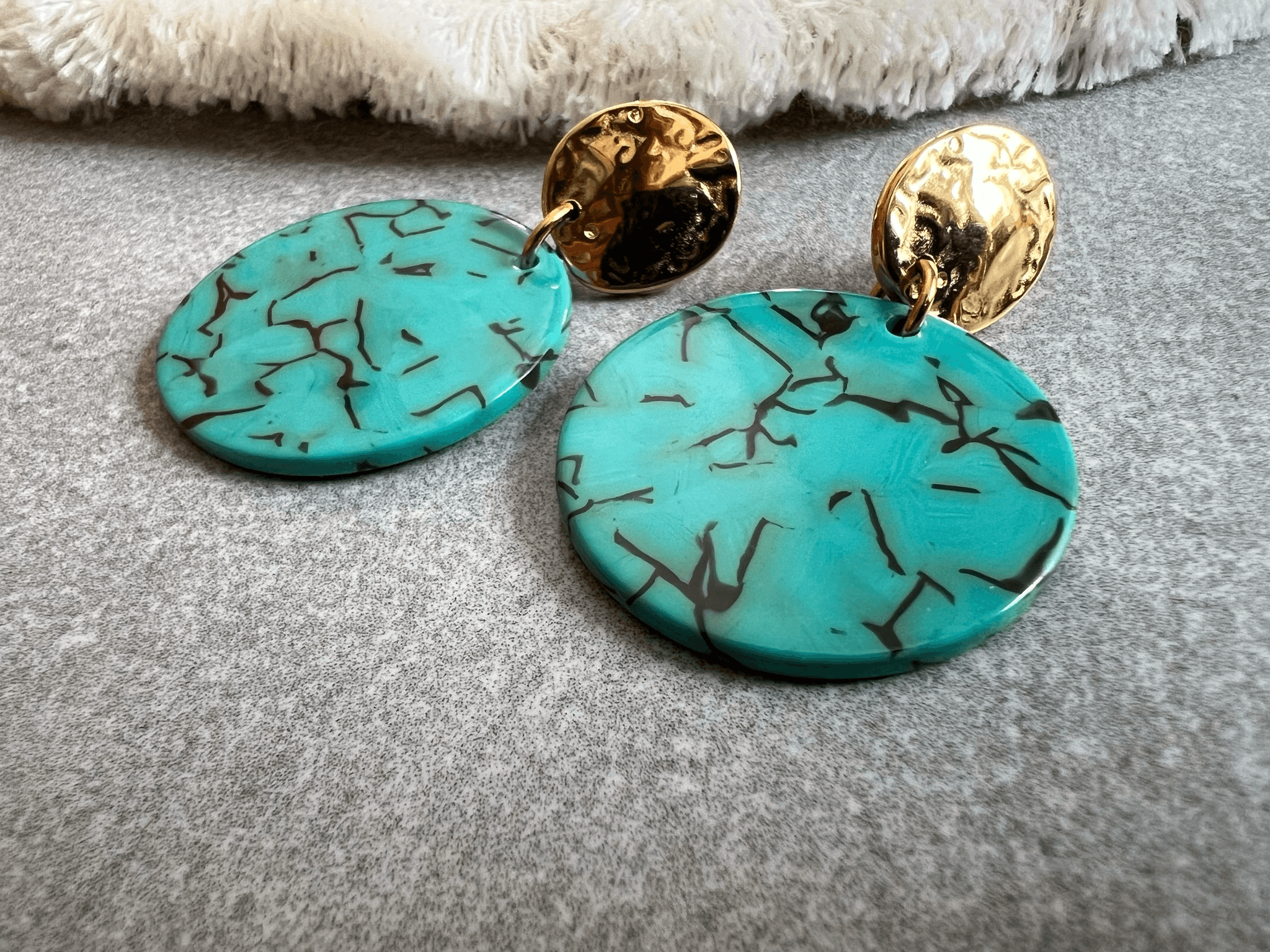 Boucles d’oreilles ARLETTE résine bleu turquoise clous dorés - Créations Uniques