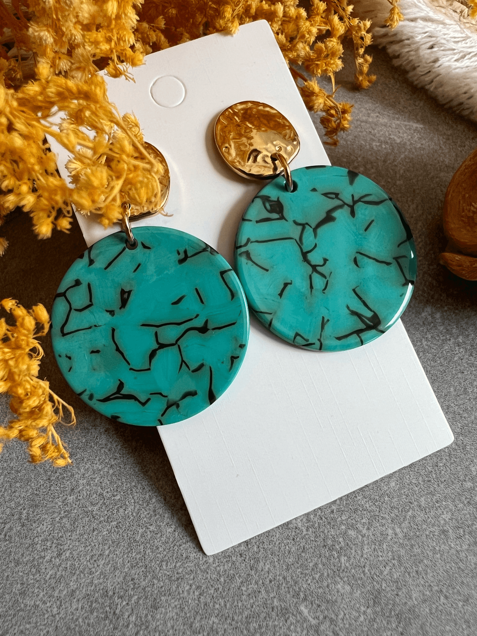 Boucles d’oreilles ARLETTE résine bleu turquoise clous dorés - Créations Uniques