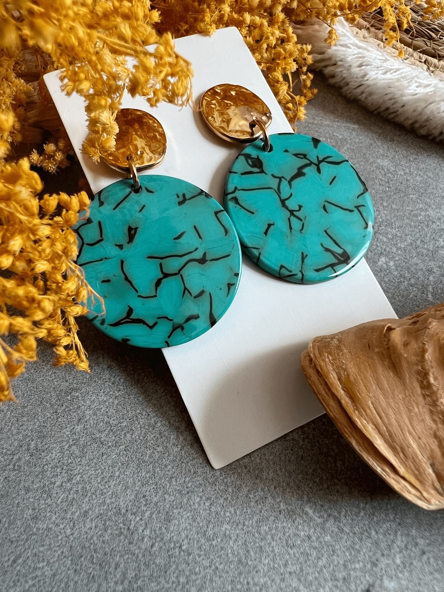 Boucles d’oreilles ARLETTE résine bleu turquoise clous dorés - Créations Uniques