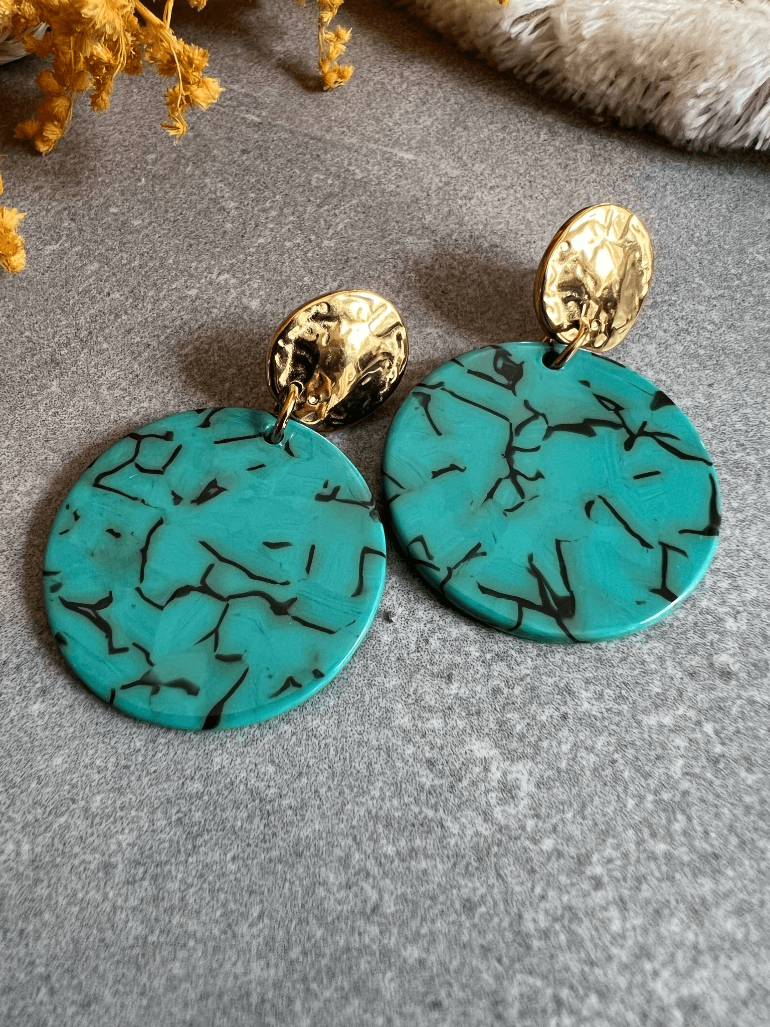 Boucles d’oreilles ARLETTE résine bleu turquoise clous dorés - Créations Uniques
