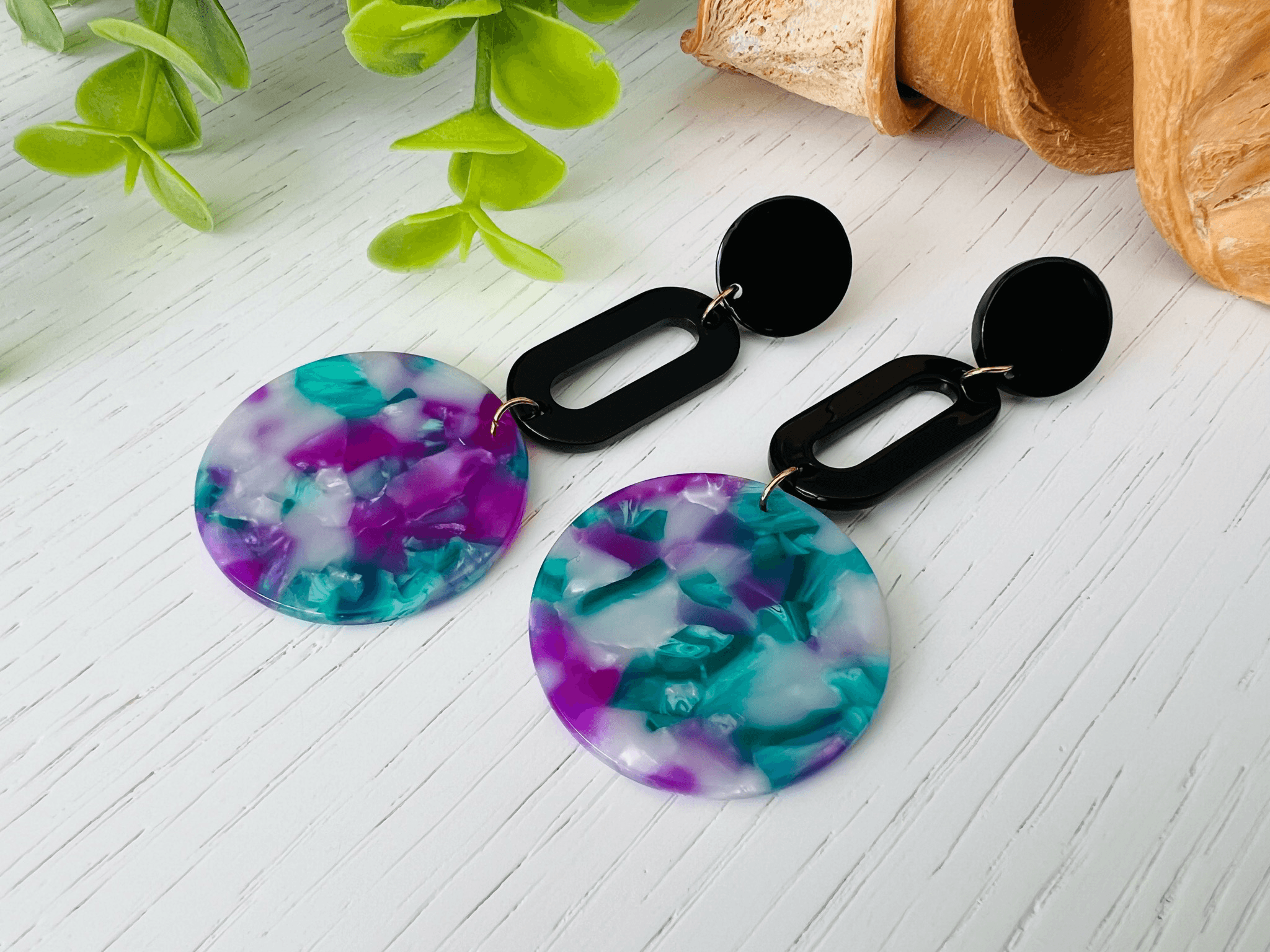 Boucles d’oreilles SHANA résine vert noir et violet - Créations Uniques