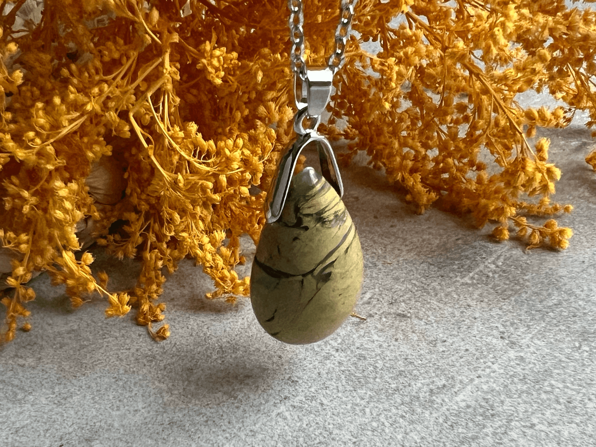 Collier pendentif goutte MUSCOVITE - Créations Uniques - Créations Uniques