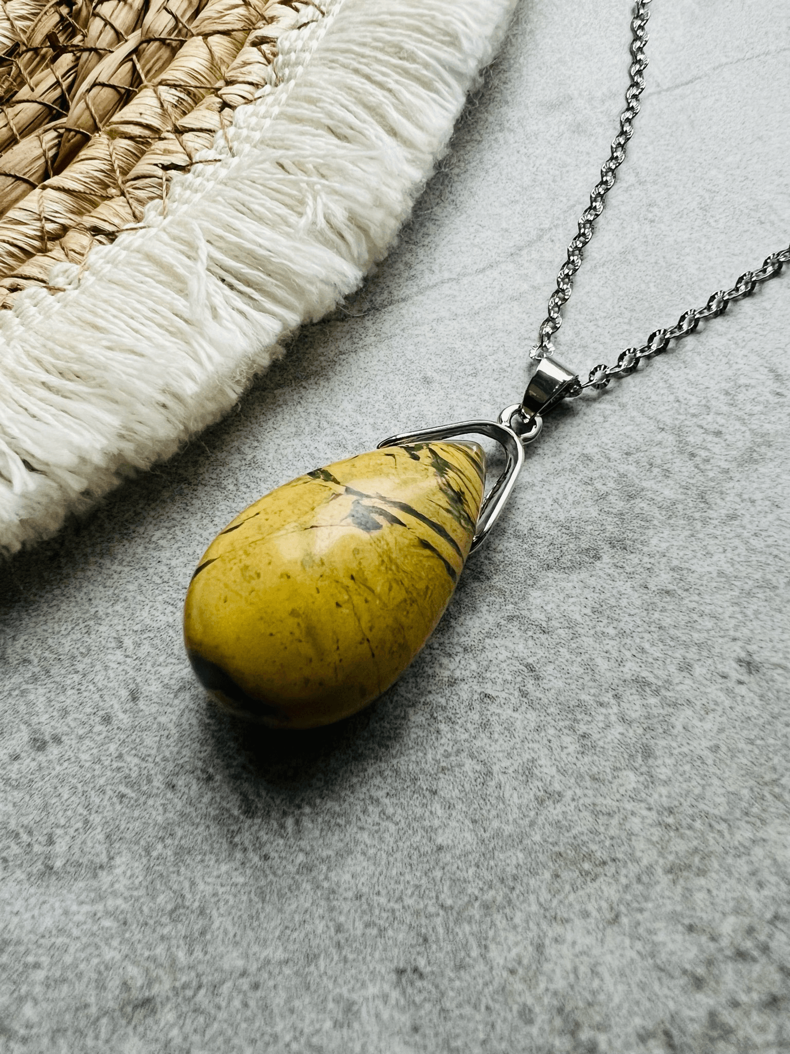 Collier pendentif goutte MUSCOVITE - Créations Uniques - Créations Uniques