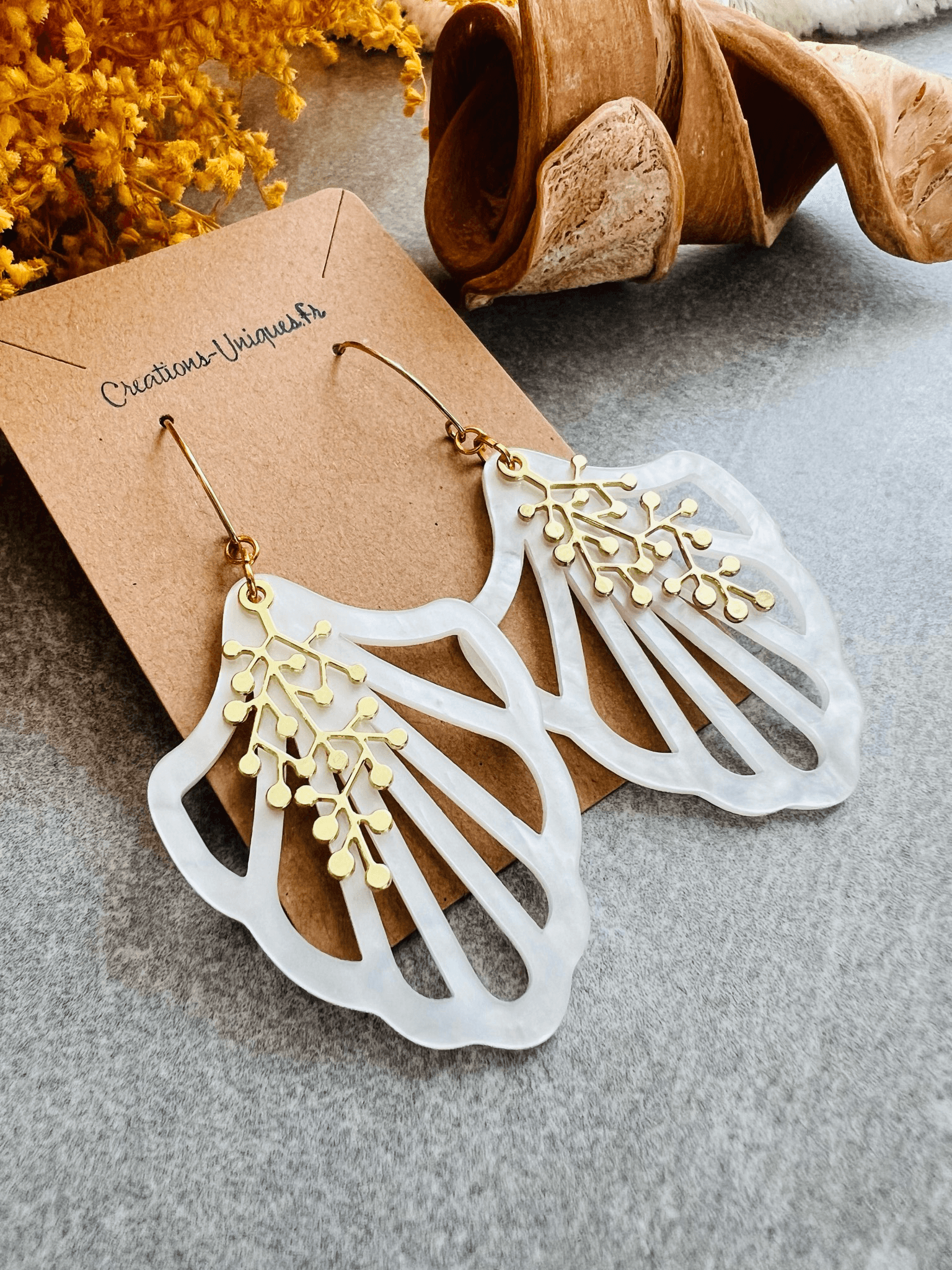 Boucles d’oreilles MATILDA résine blanche et feuillage doré - Créations Uniques - Créations Uniques