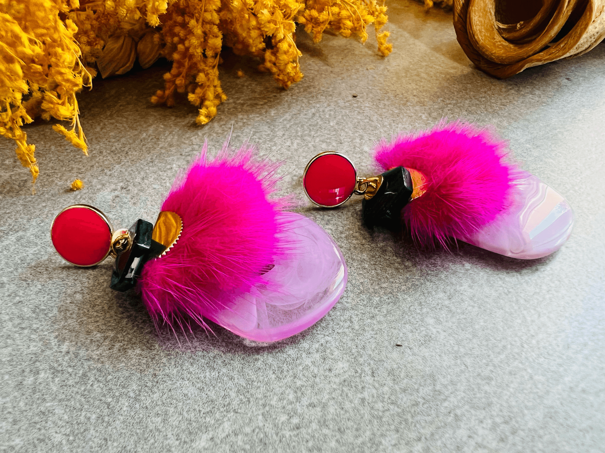 Boucles d’oreilles MARINETTE résine et clous roses - Créations Uniques - Créations Uniques