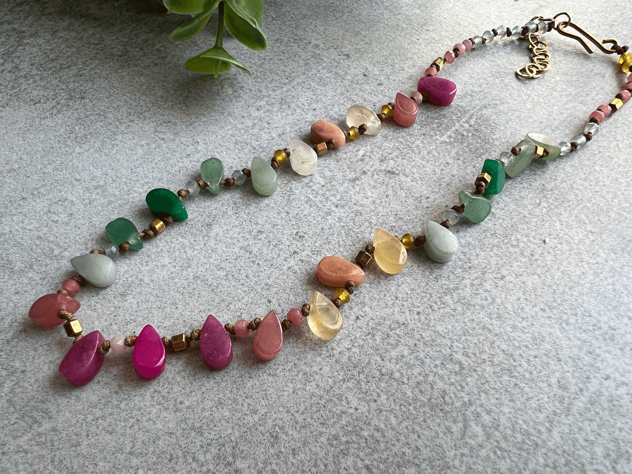 Collier BARBADE ras de cou asymétrique perles en gouttes multicolores - Créations Uniques