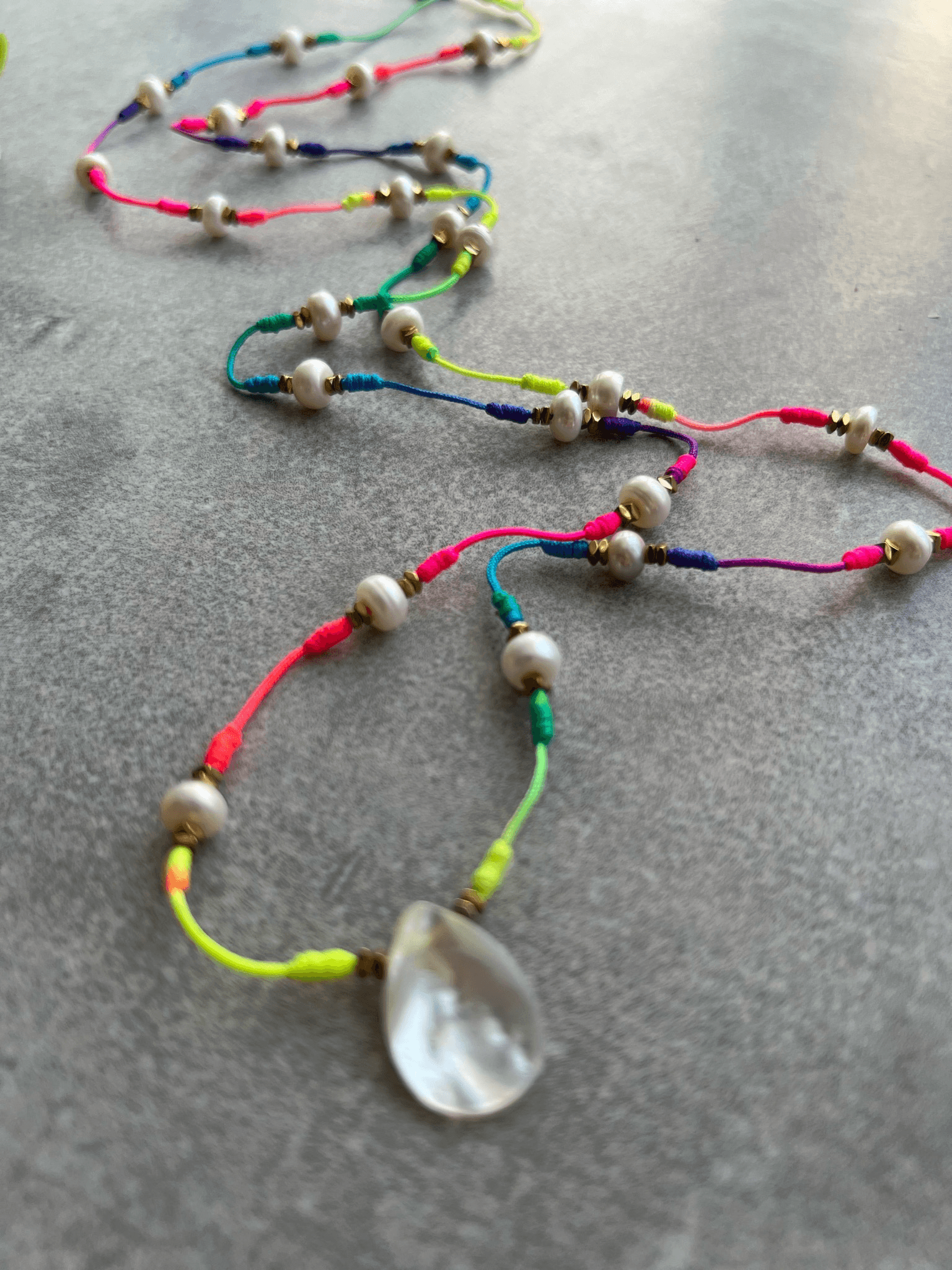 Collier HONSHU fluo et perles blanc nacré - Créations Uniques