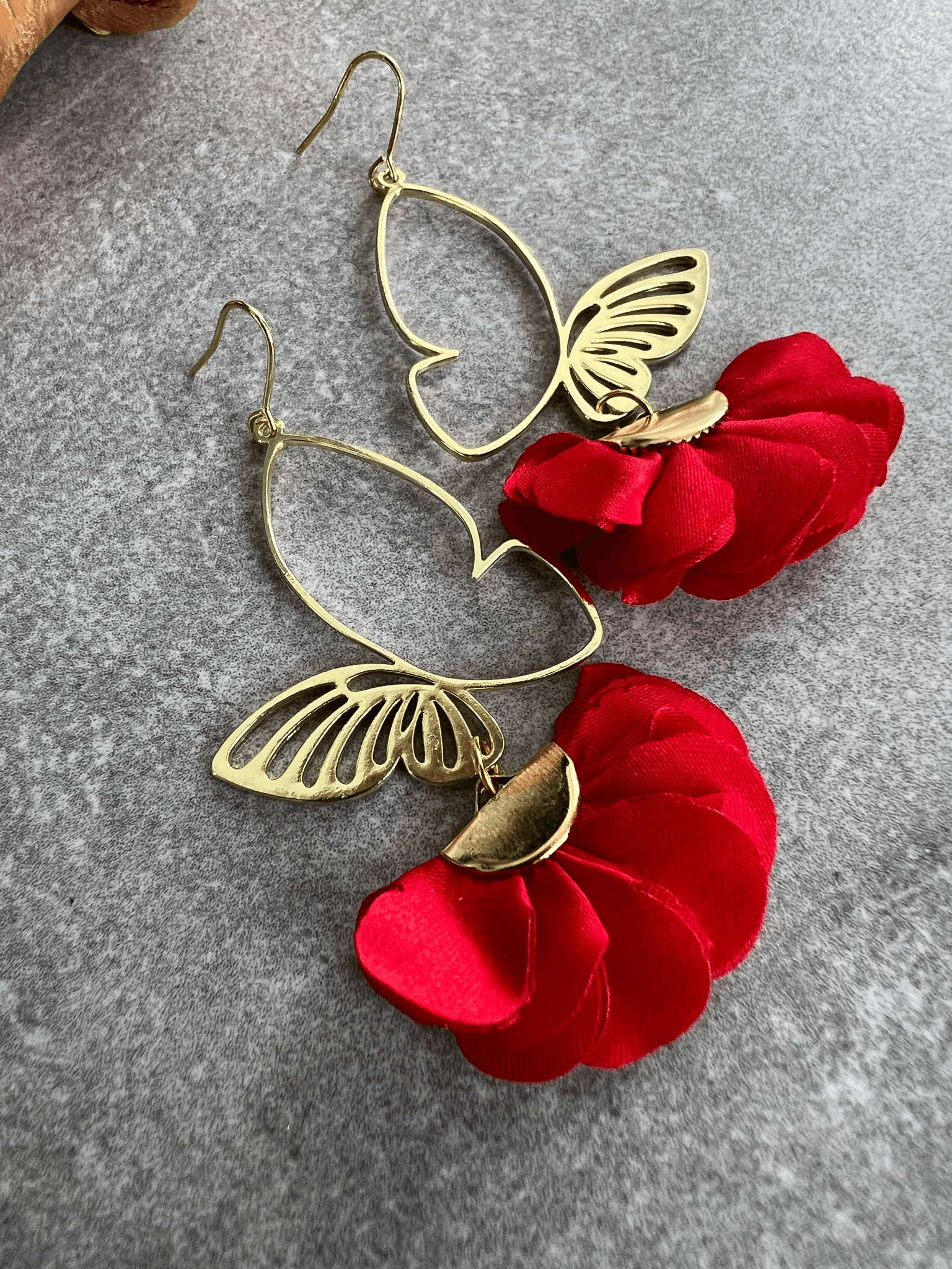 Boucles d’oreilles SUZETTE papillons dorés et pampilles tissu rouge - Créations Uniques - Créations Uniques