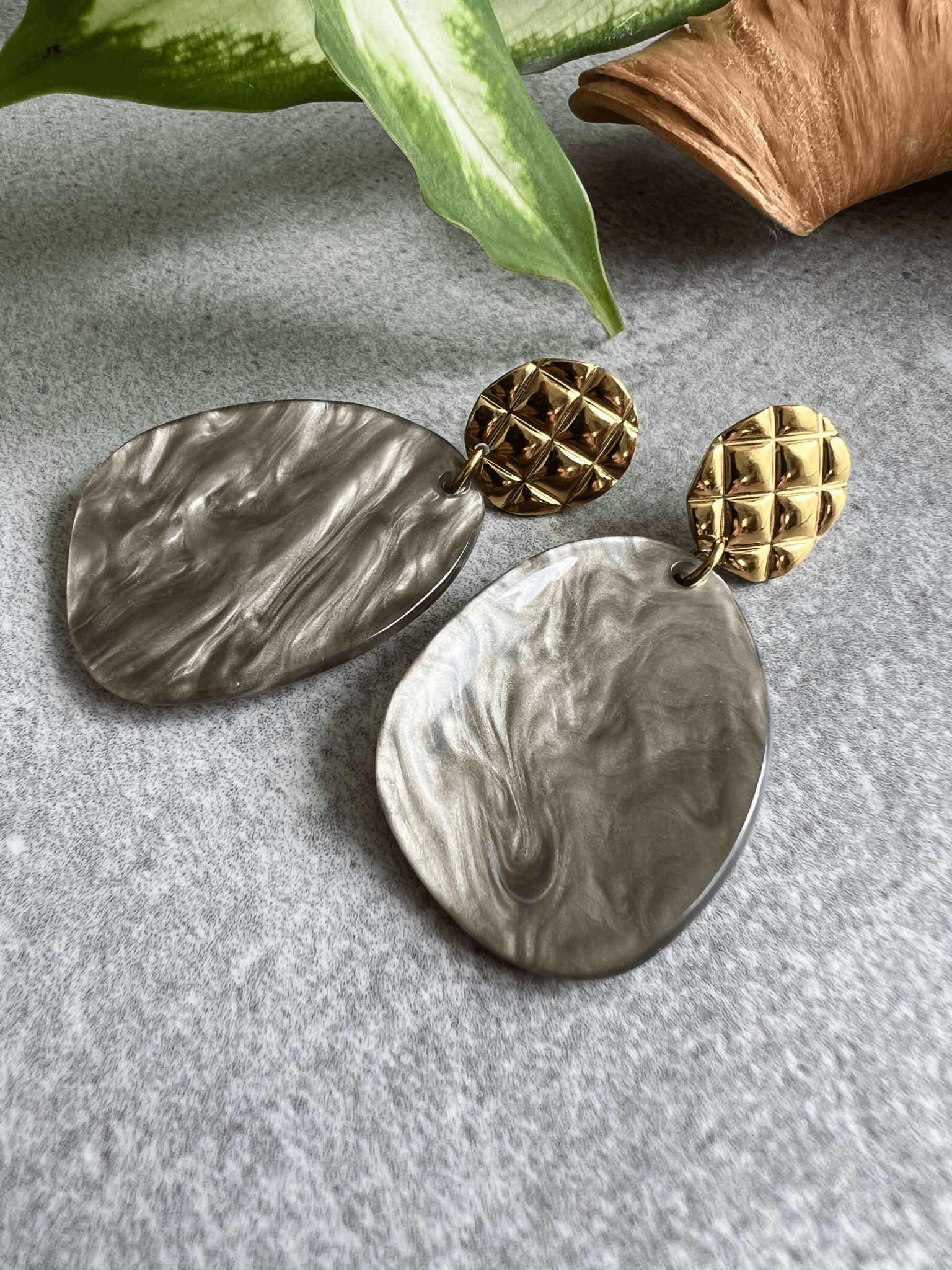 Boucles d’oreilles AURORAH résine grise clous dorés - Créations Uniques