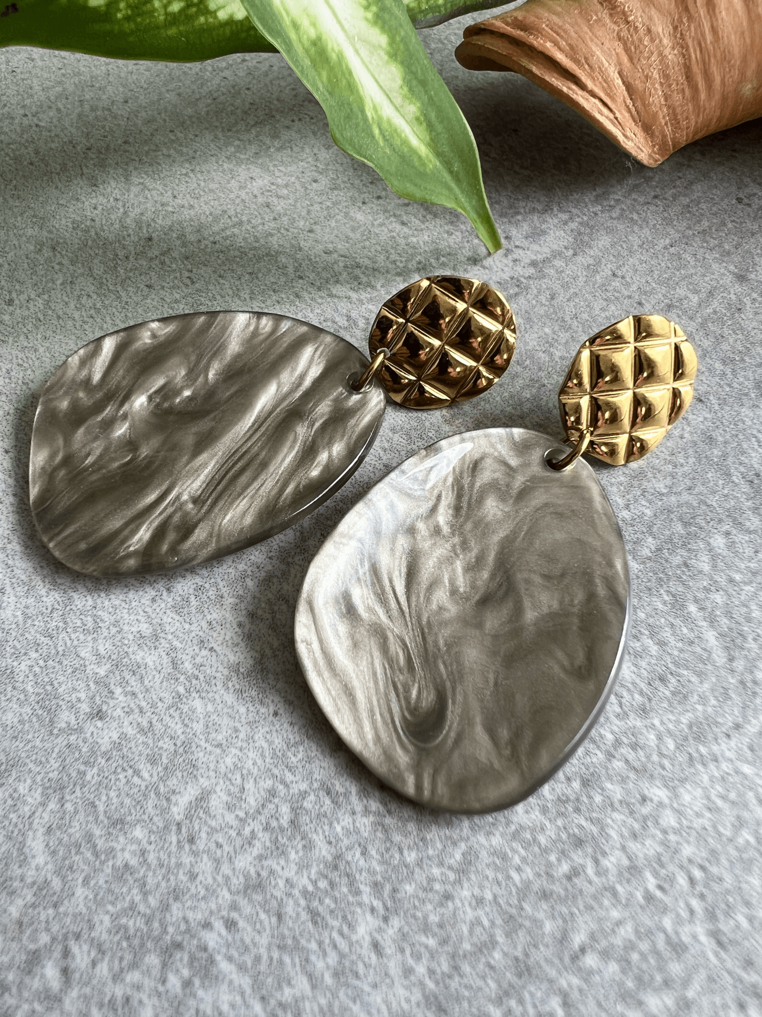 Boucles d’oreilles AURORAH résine grise clous dorés - Créations Uniques