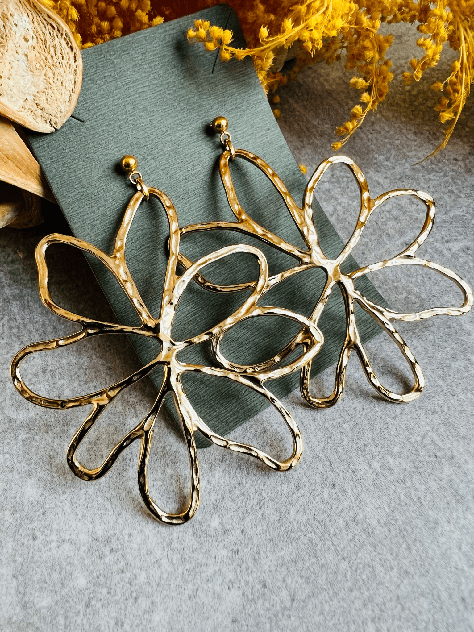 Boucles d’oreilles KENDRA grande fleur dorée - Créations Uniques