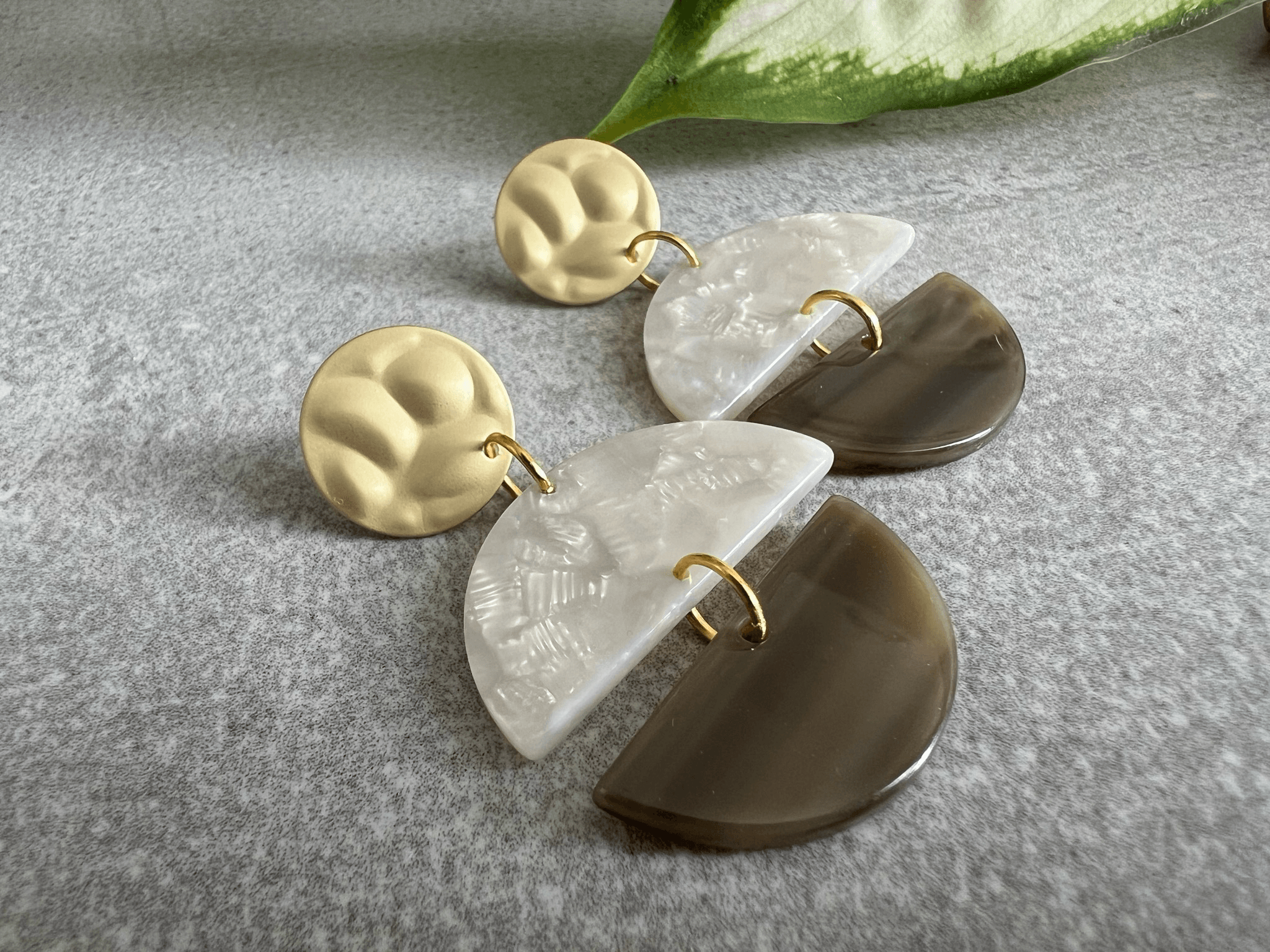 Boucles d’oreilles CLAUDIE résine deux couleurs - Créations Uniques - Créations Uniques