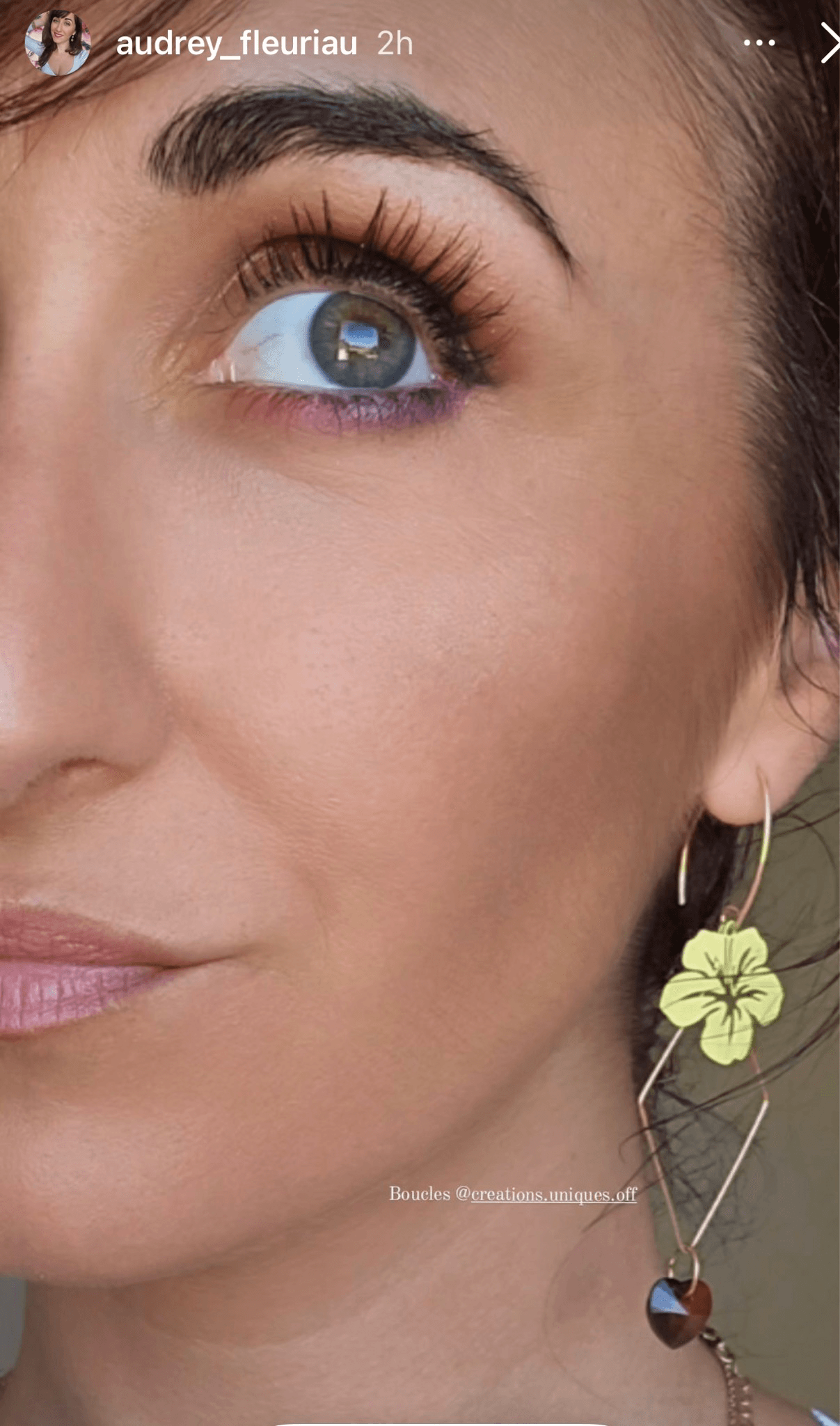 Boucles d’oreilles asymétriques LUCY cœurs cristal smoked et fleurs hibiscus - Créations Uniques - Créations Uniques