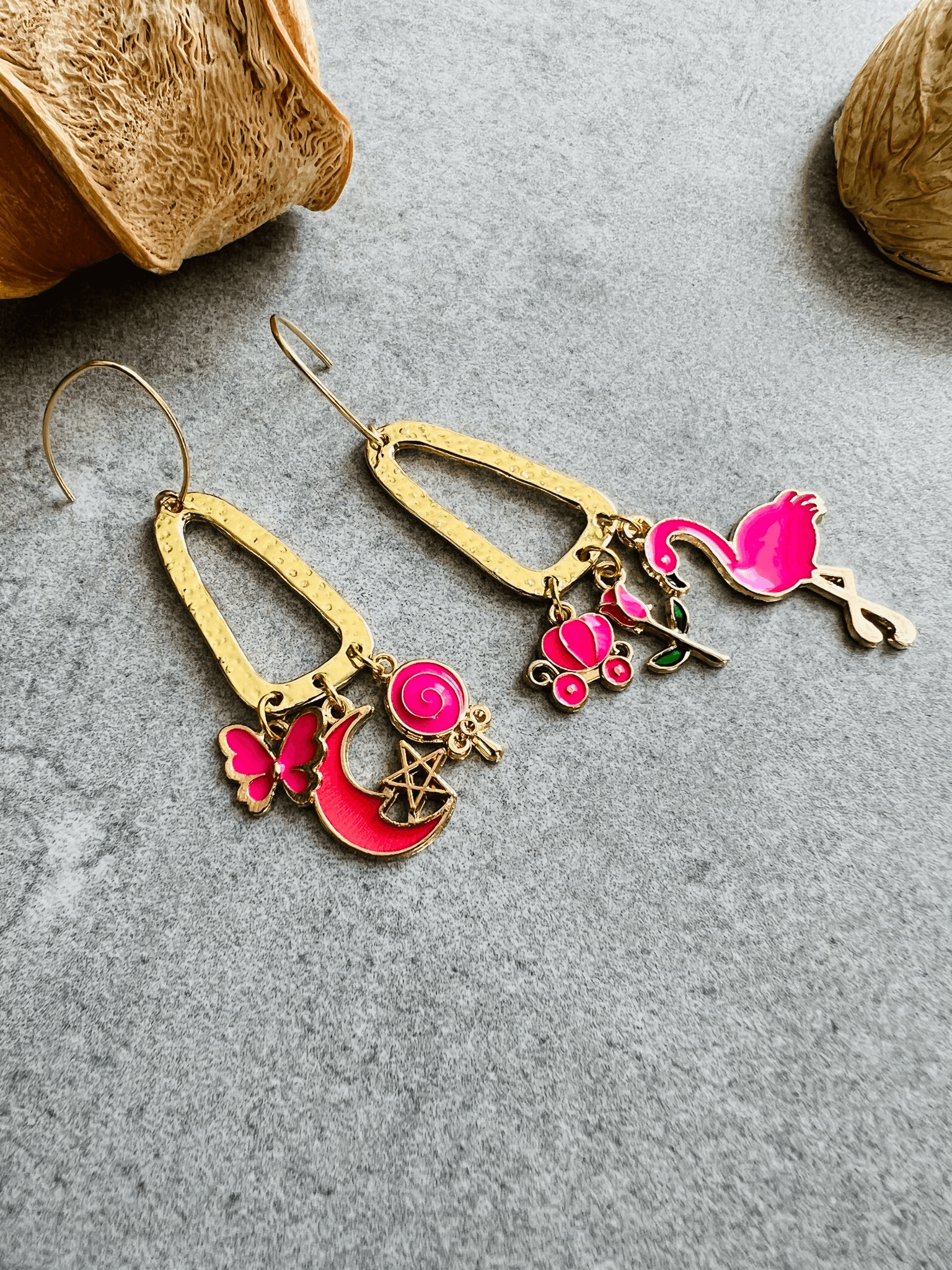 Boucles d’oreilles asymétriques MILA pendentifs rose fluo - Créations Uniques - Créations Uniques