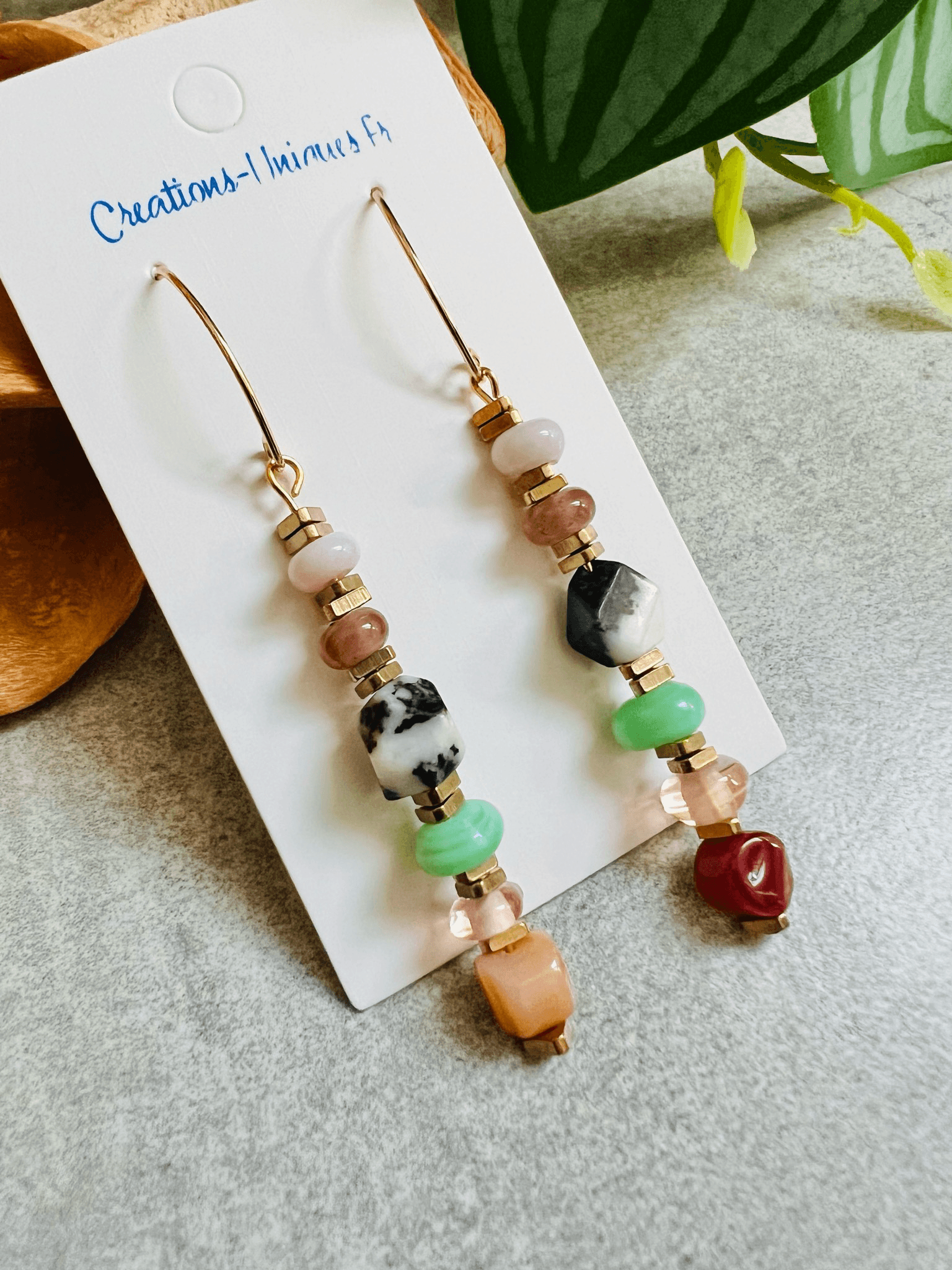 Boucles d’oreilles CARÈNE perles nuances de marron et touche de vert - Créations Uniques - Créations Uniques