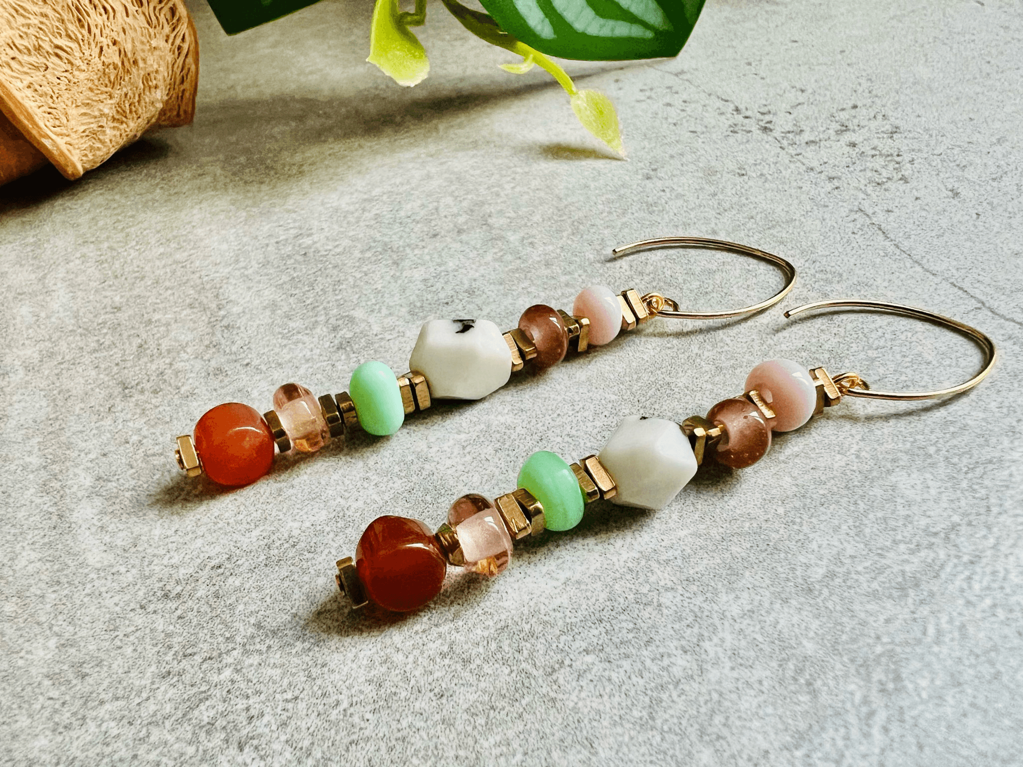 Boucles d’oreilles CARÈNE perles nuances de marron et touche de vert - Créations Uniques - Créations Uniques