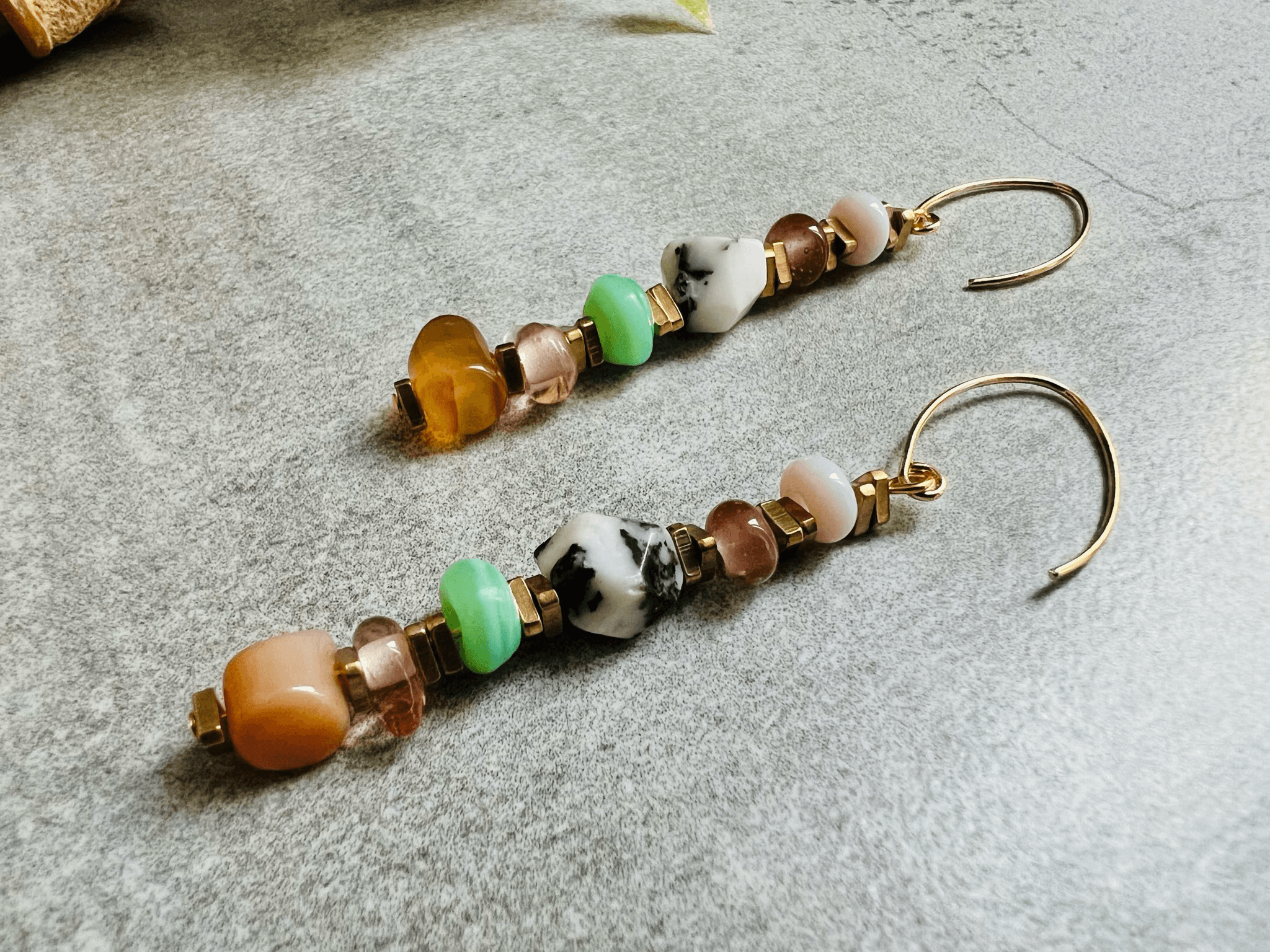 Boucles d’oreilles CARÈNE perles nuances de marron et touche de vert - Créations Uniques - Créations Uniques